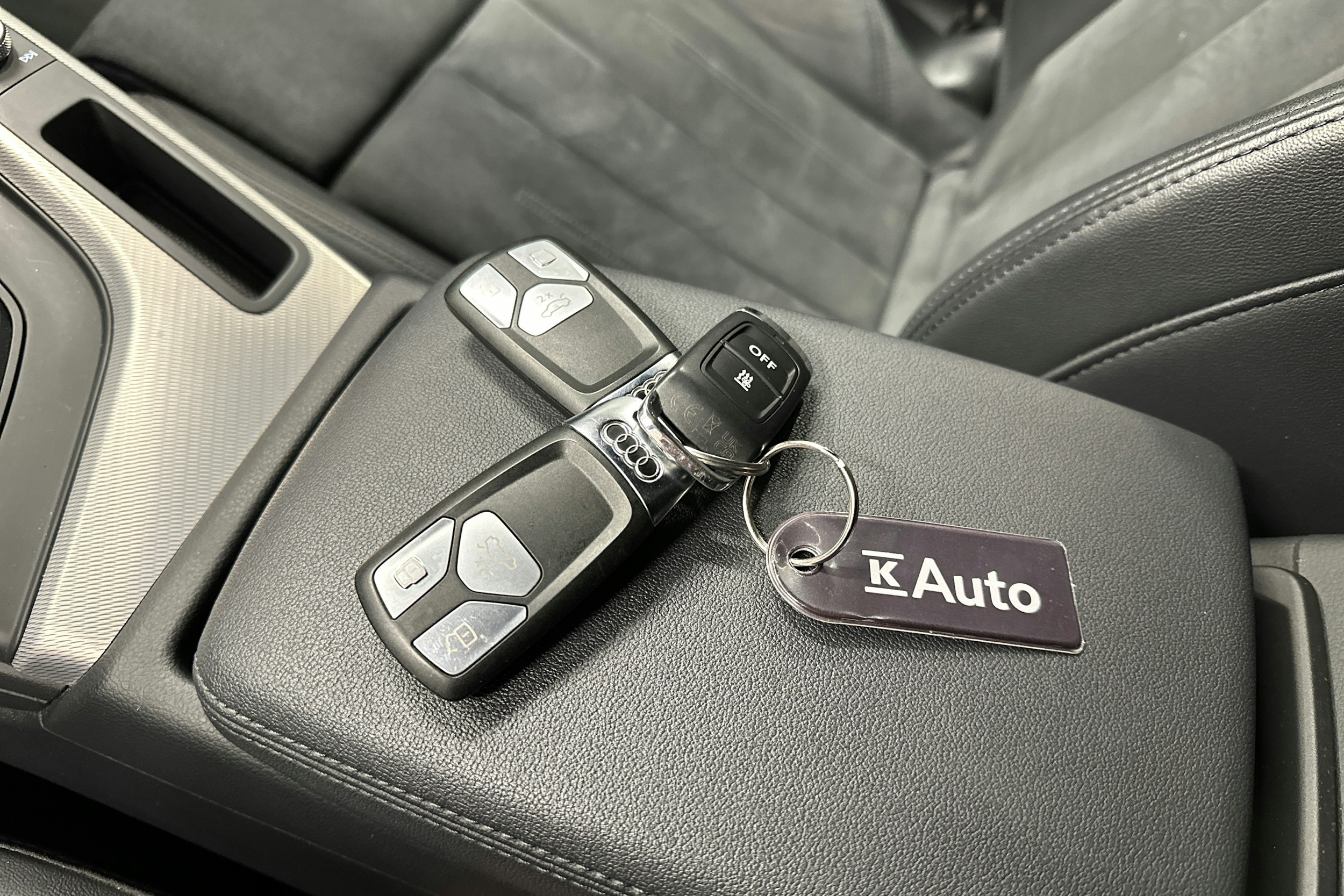 musta Audi A4 2024 kuva 27.