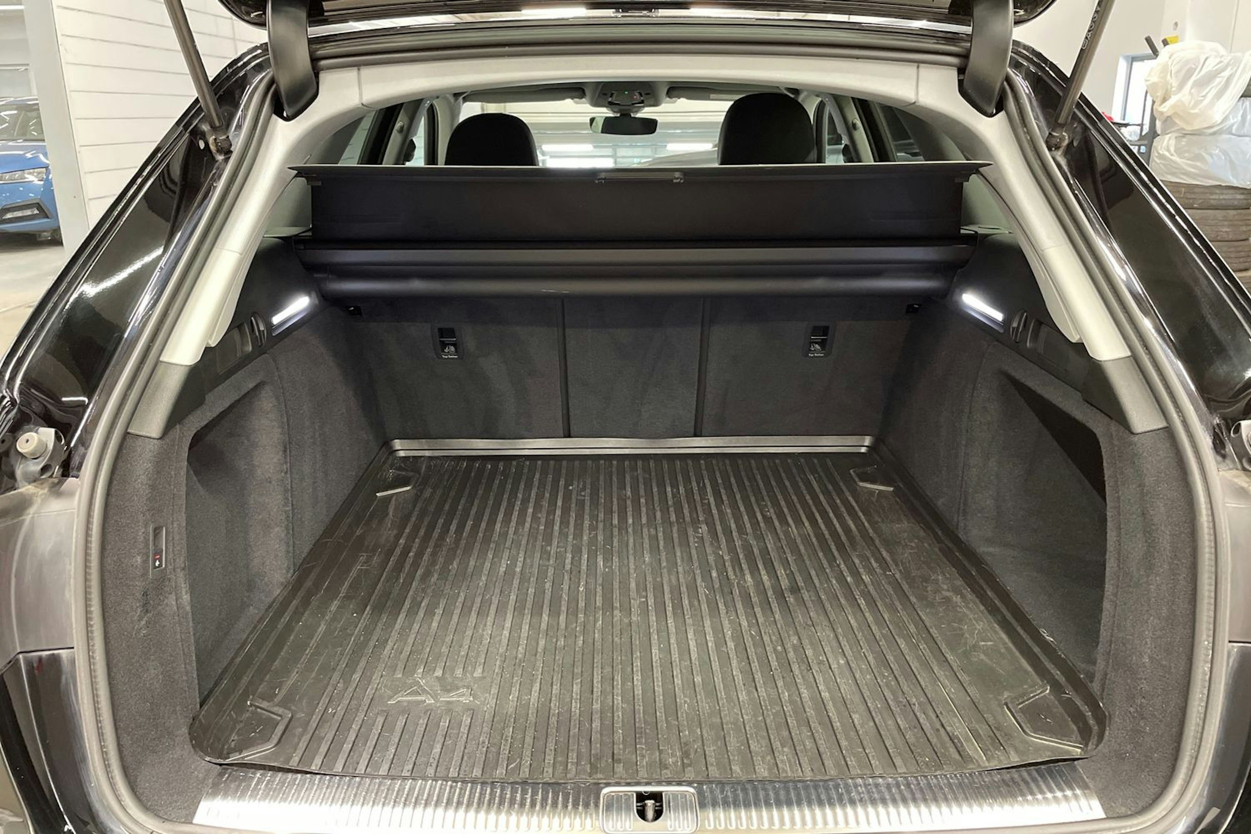 musta Audi A4 2024 kuva 13.