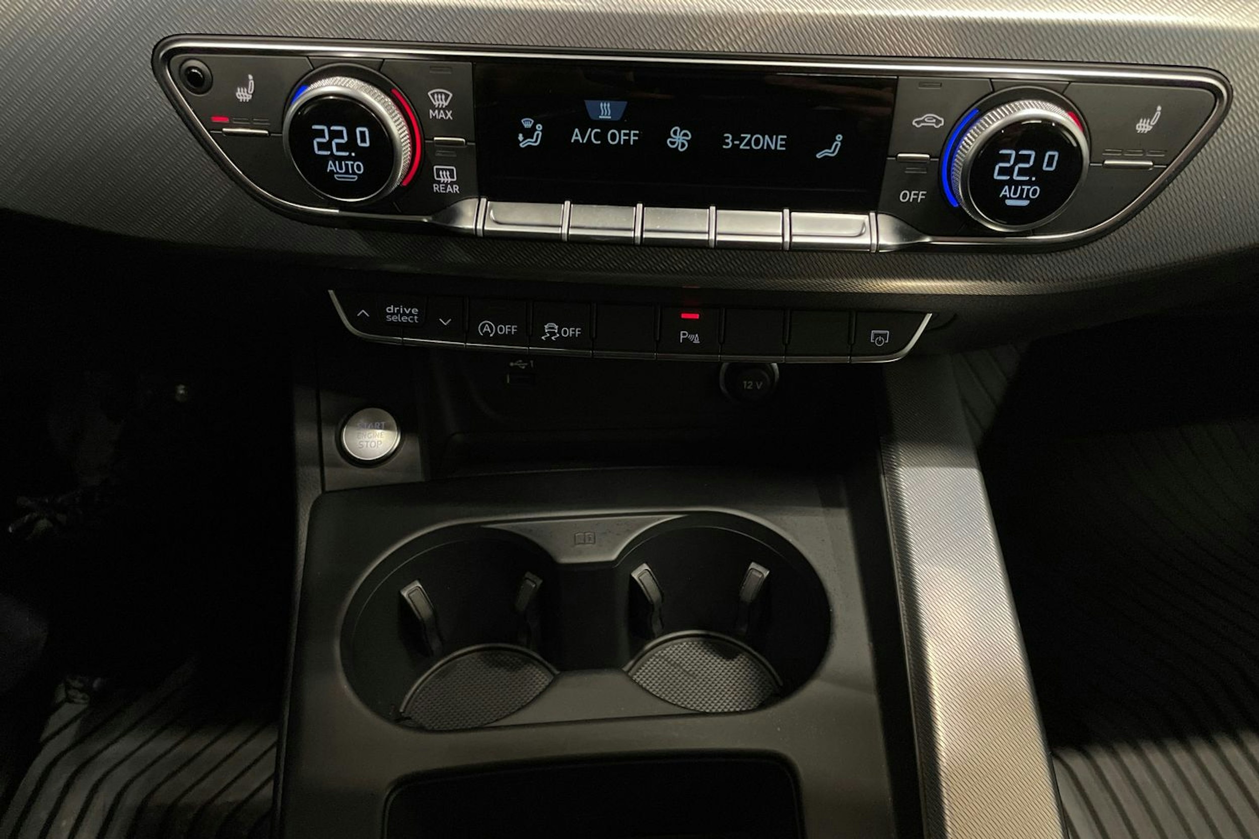 musta Audi A4 2024 kuva 23.