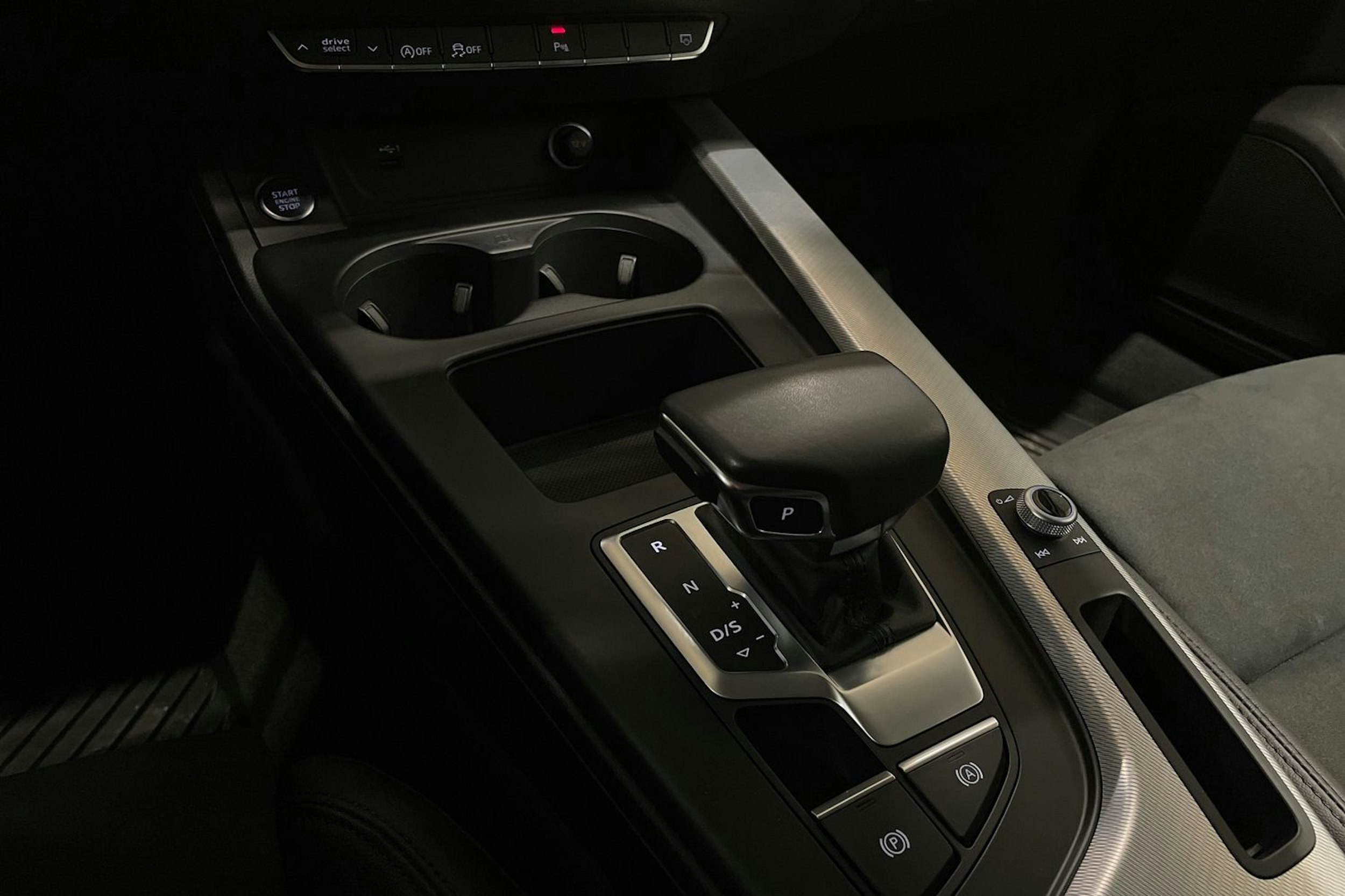 musta Audi A4 2024 kuva 24.