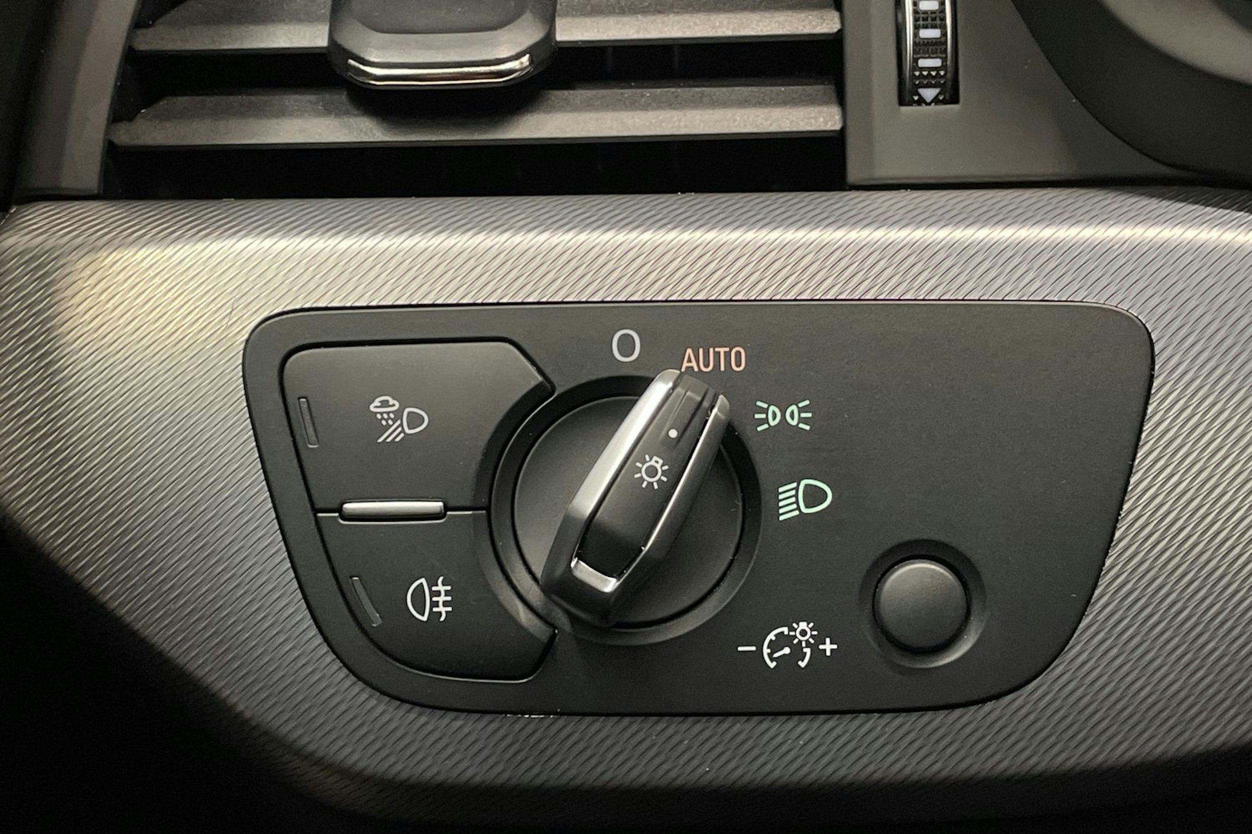 musta Audi A4 2024 kuva 25.