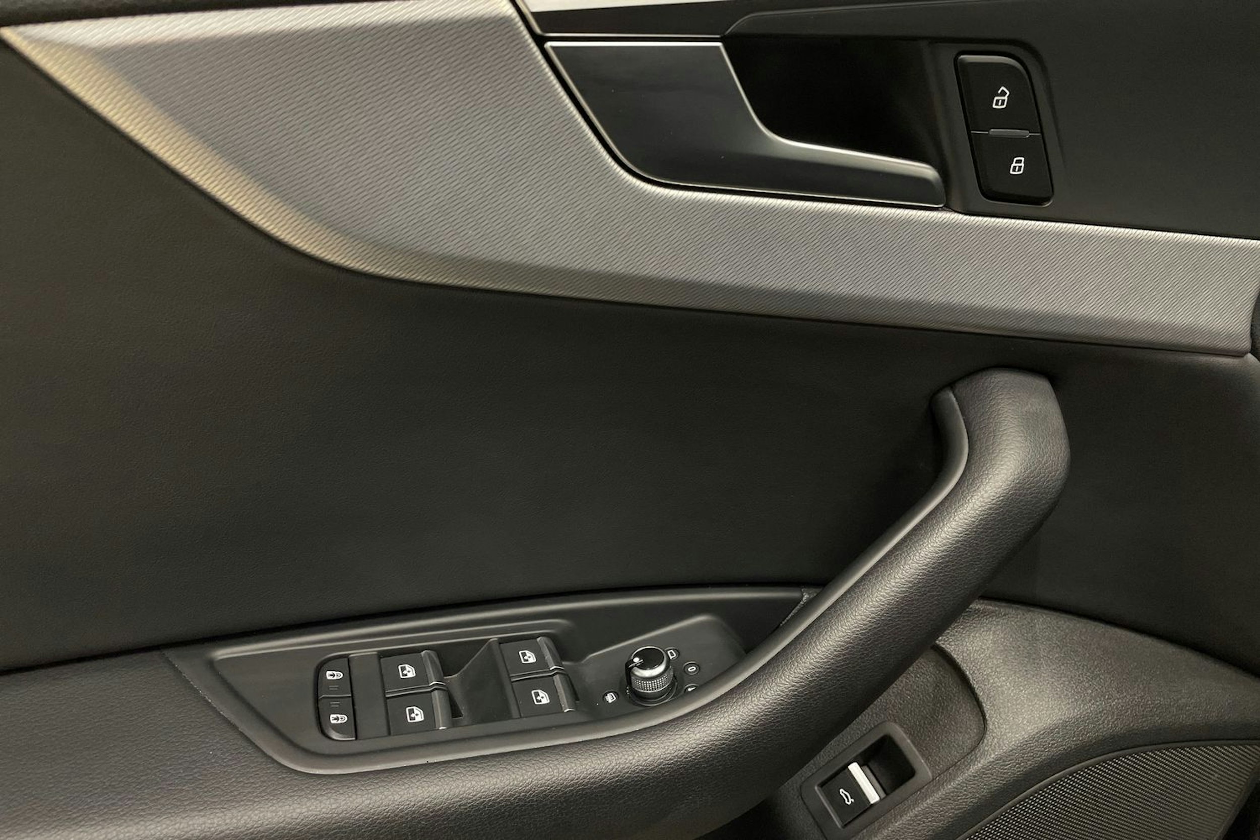 musta Audi A4 2024 kuva 28.