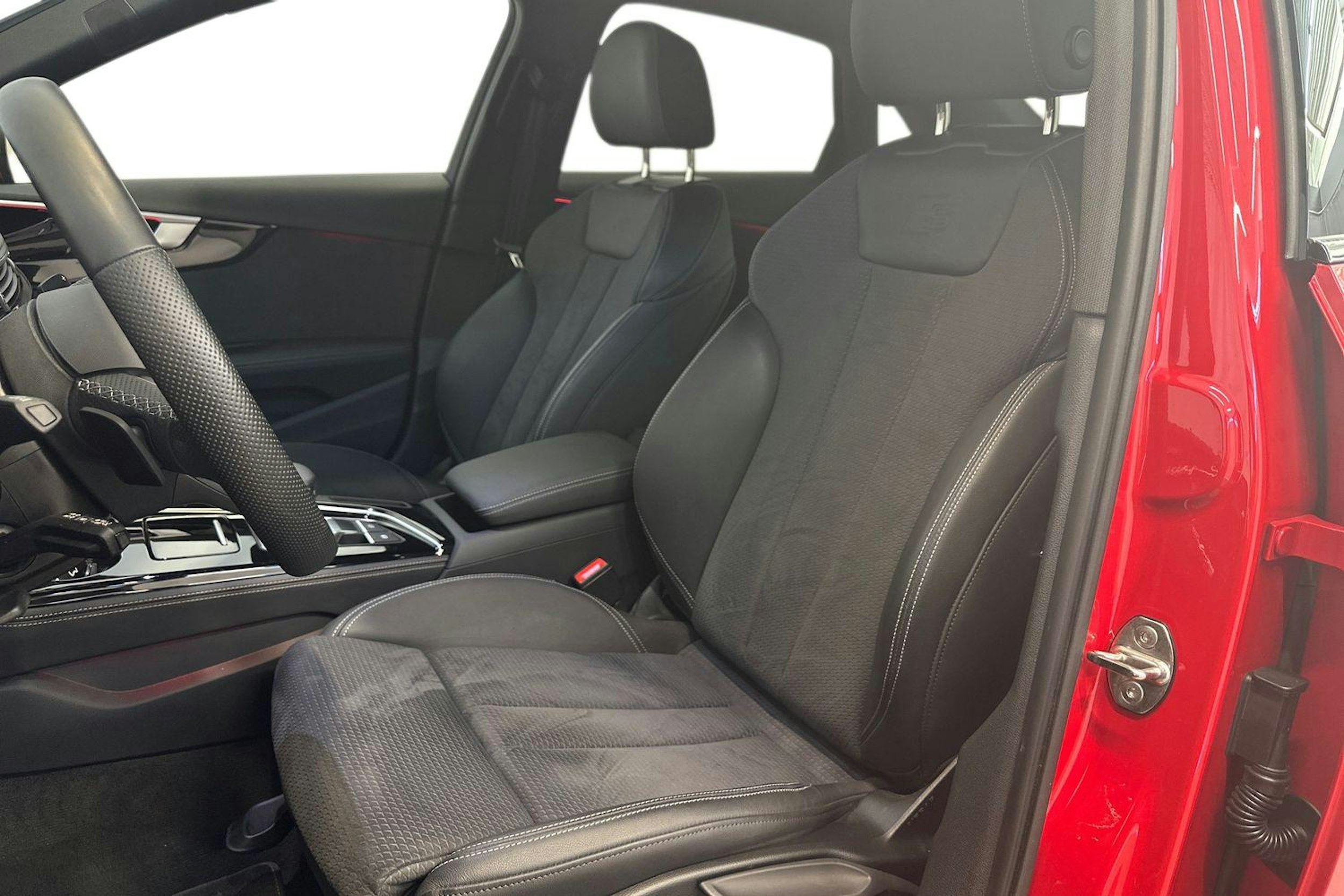 punainen Audi A4 2024 kuva 7.