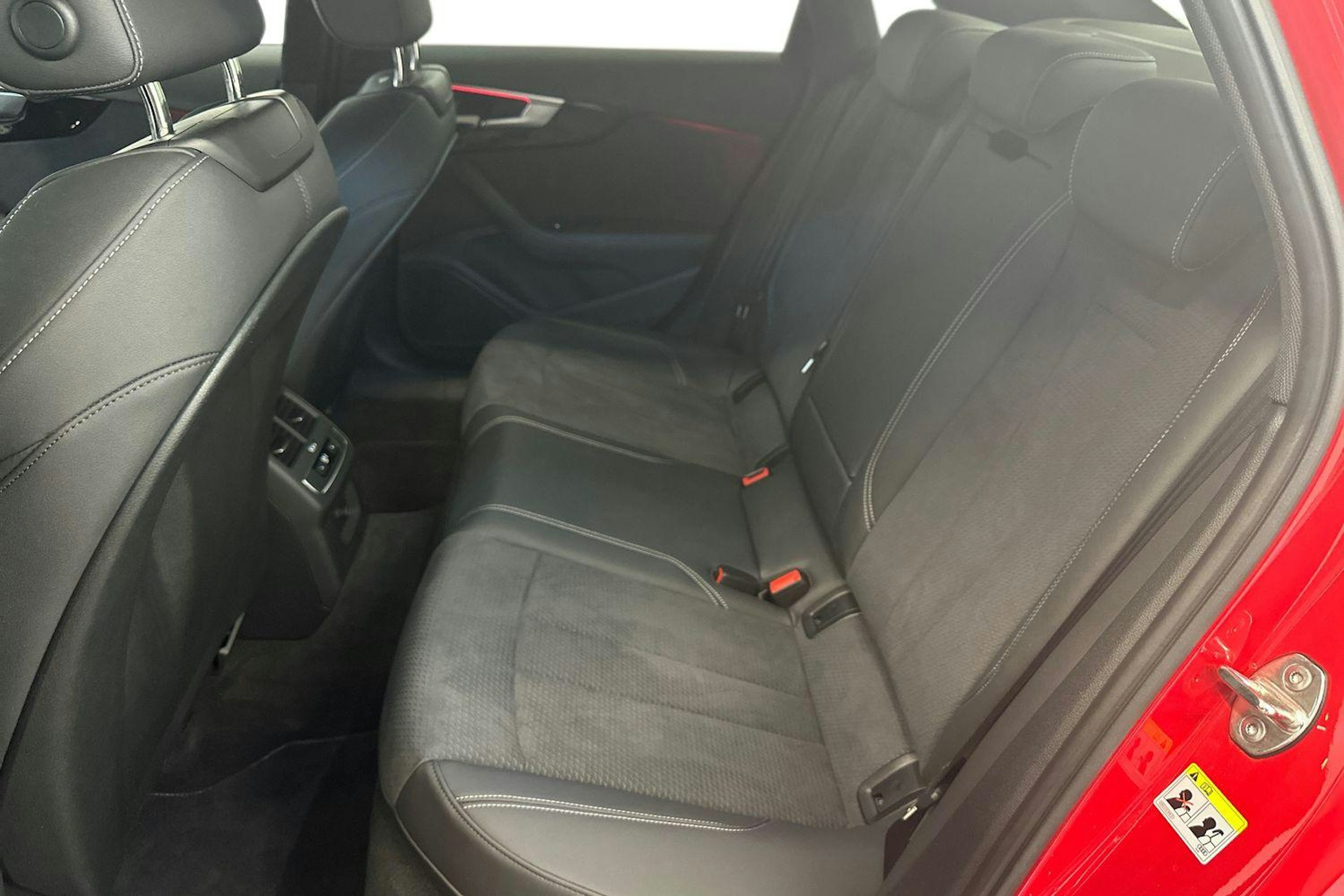 punainen Audi A4 2024 kuva 8.