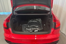 punainen Audi A4 2024 kuva 11.