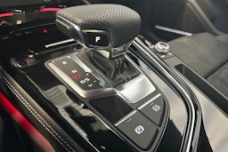 punainen Audi A4 2024 kuva 14.
