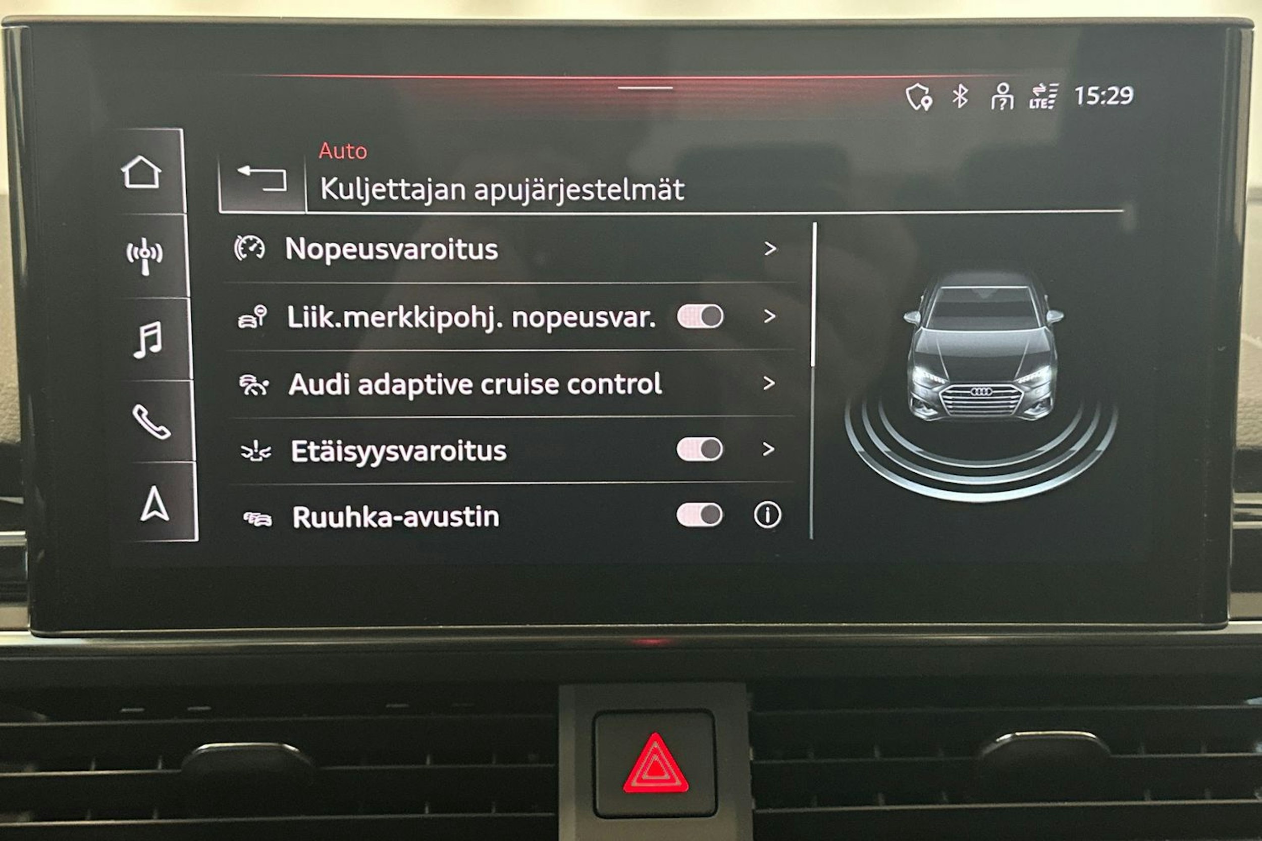 punainen Audi A4 2024 kuva 17.