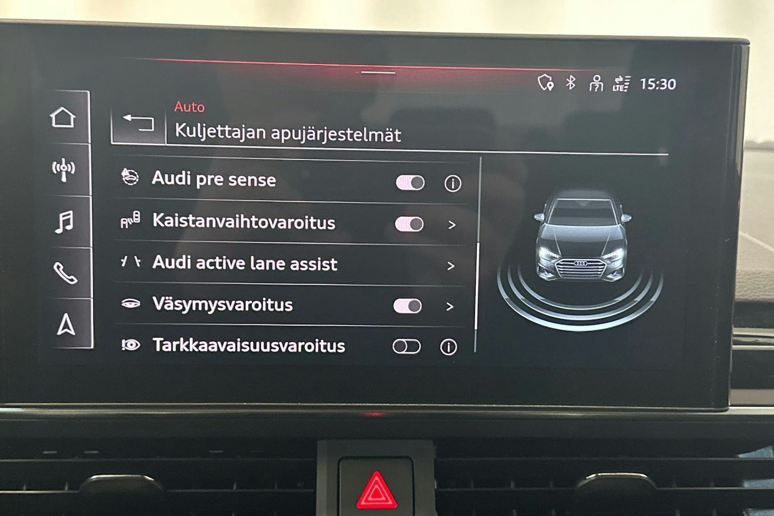 punainen Audi A4 2024 kuva 18.