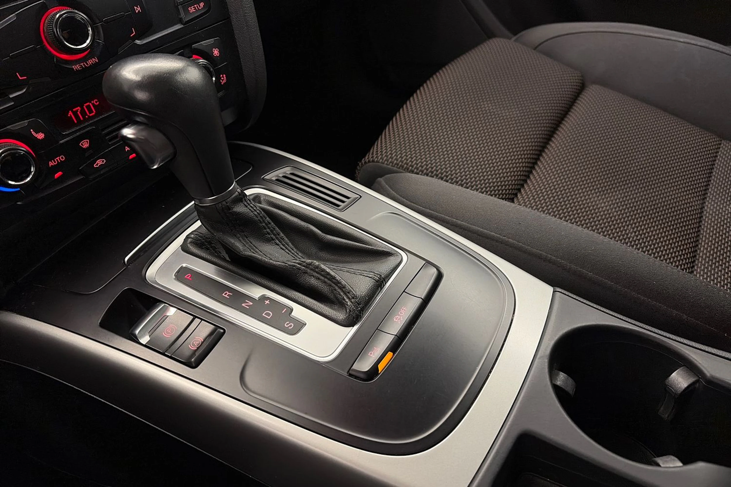 valkoinen Audi A4 allroad quattro 2011 kuva 21.