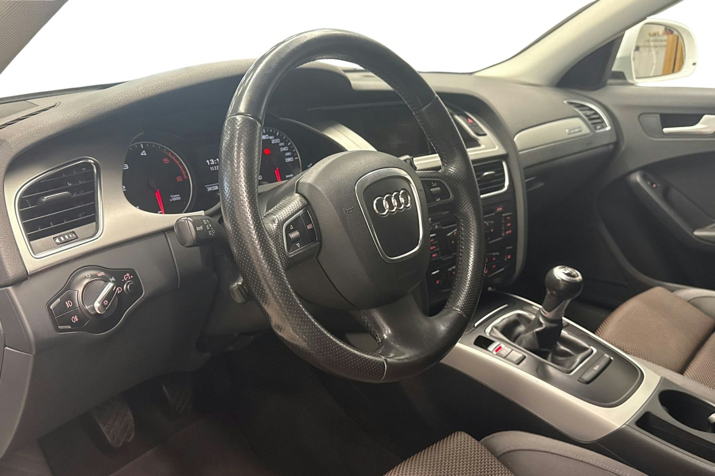 valkoinen Audi A4 allroad quattro 2011 kuva 7.