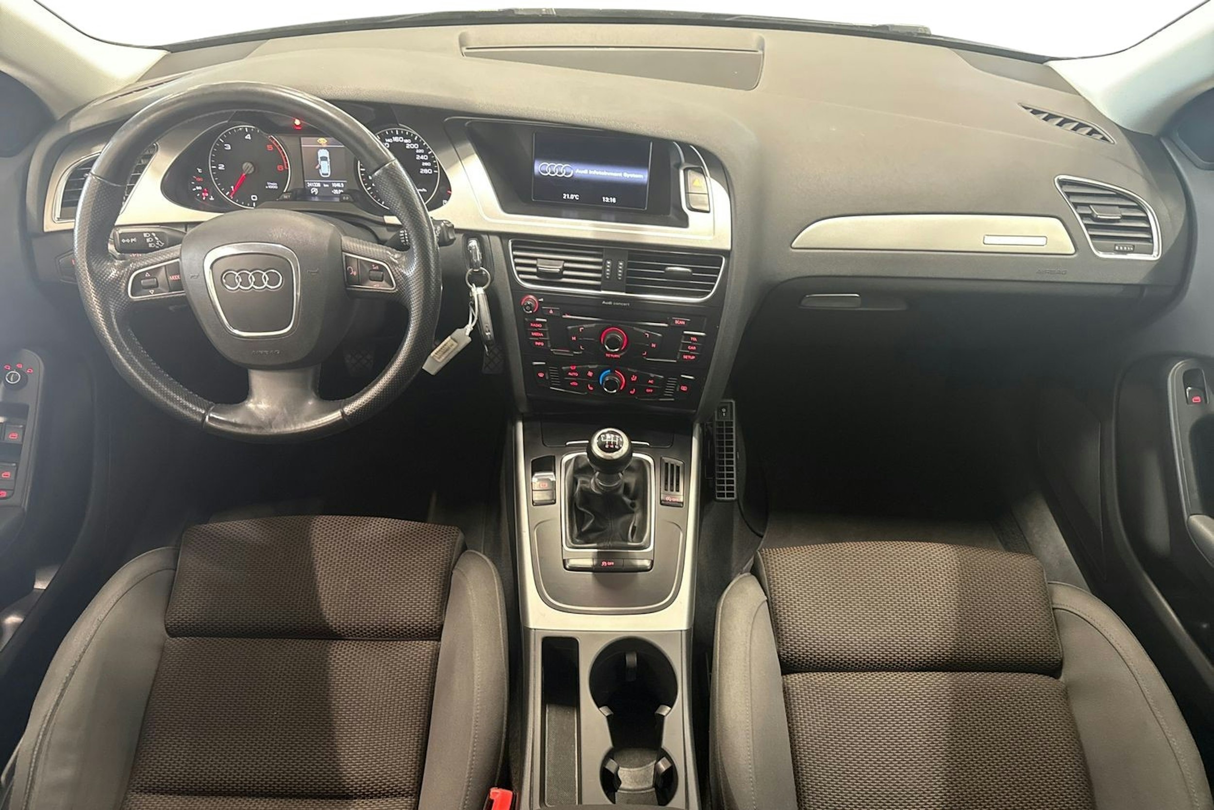 valkoinen Audi A4 allroad quattro 2011 kuva 9.