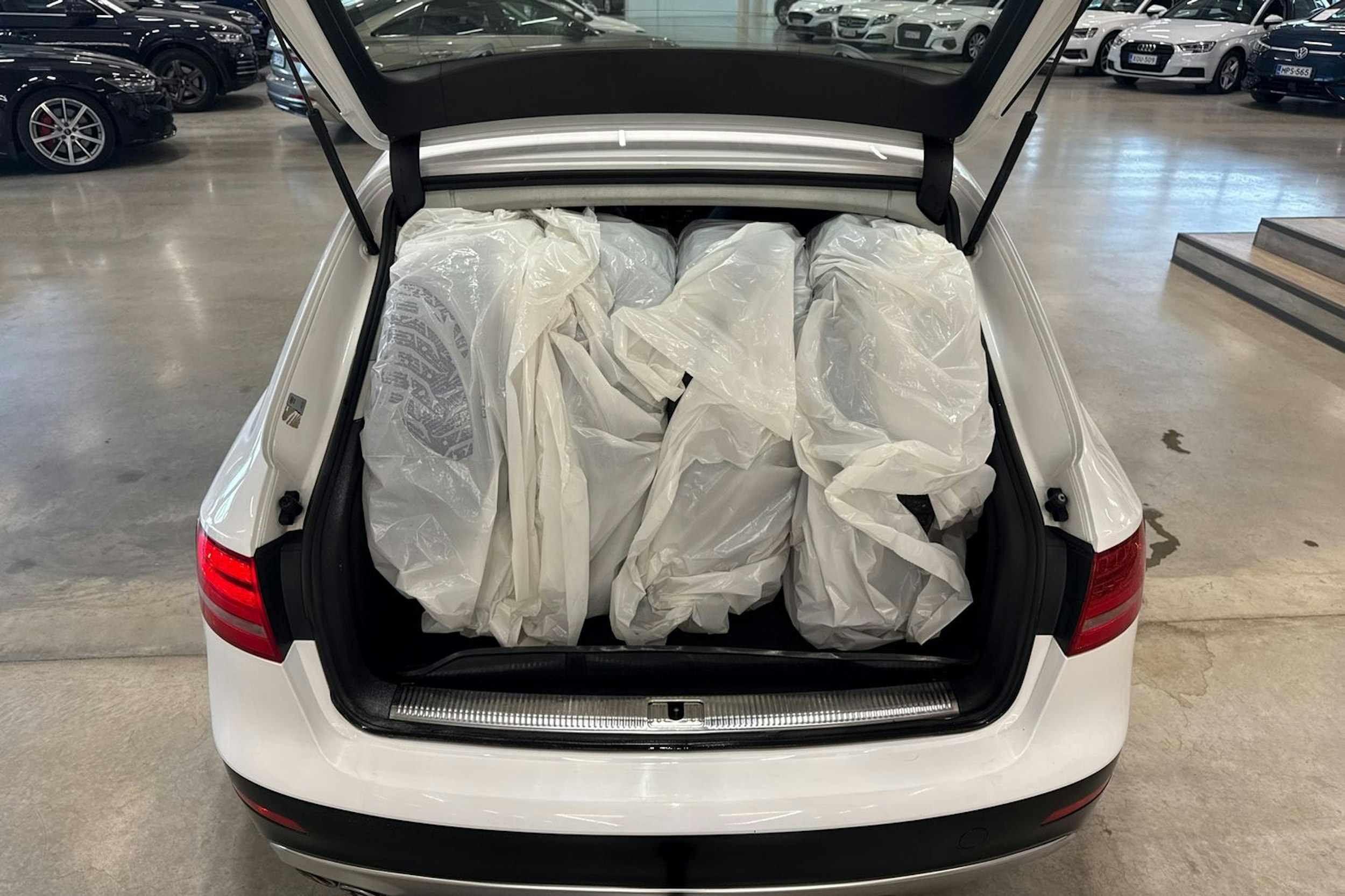 valkoinen Audi A4 allroad quattro 2011 kuva 22.