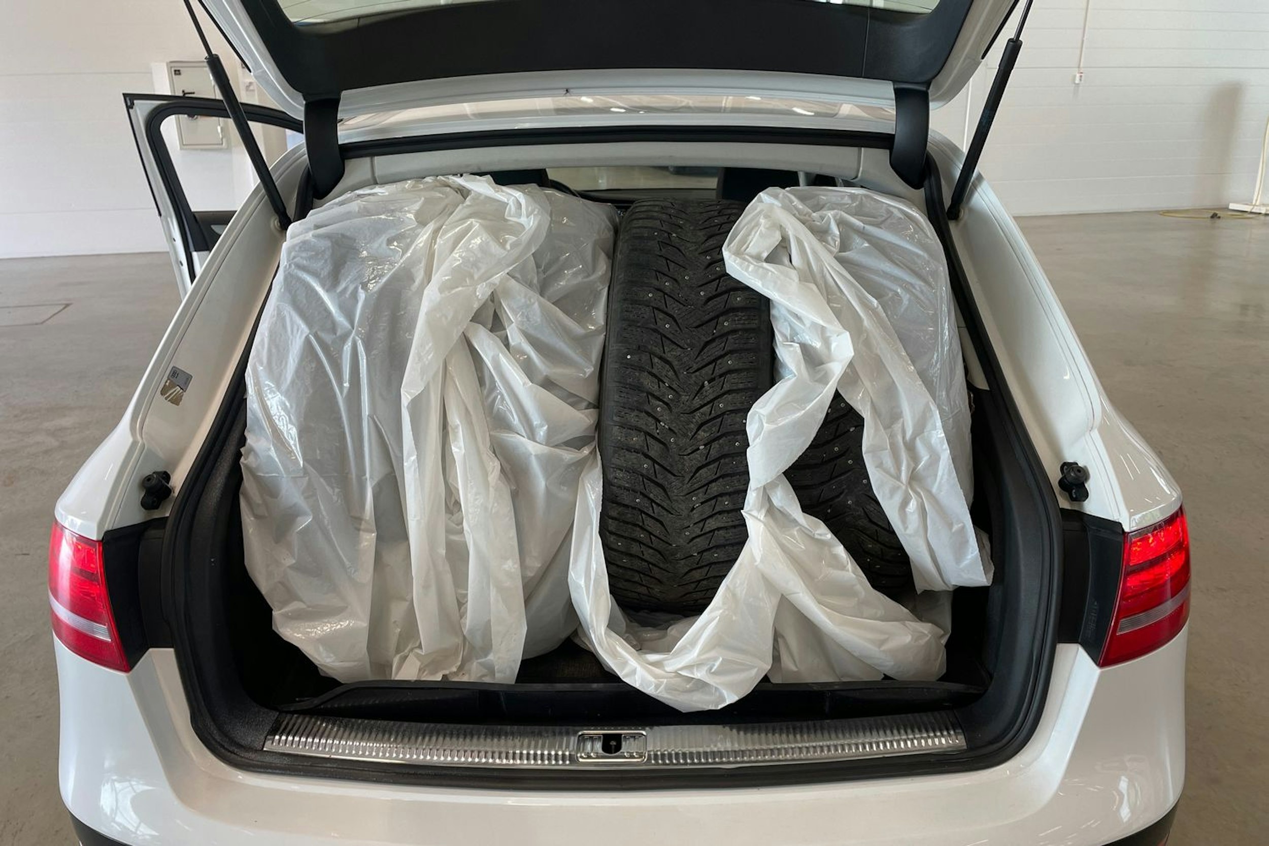 valkoinen Audi A4 allroad quattro 2011 kuva 30.