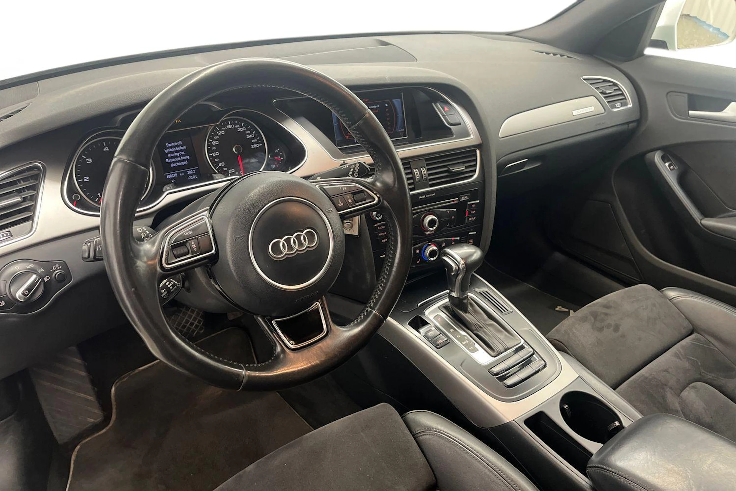 Valkoinen Audi A4 allroad quattro 2013 kuva 6.