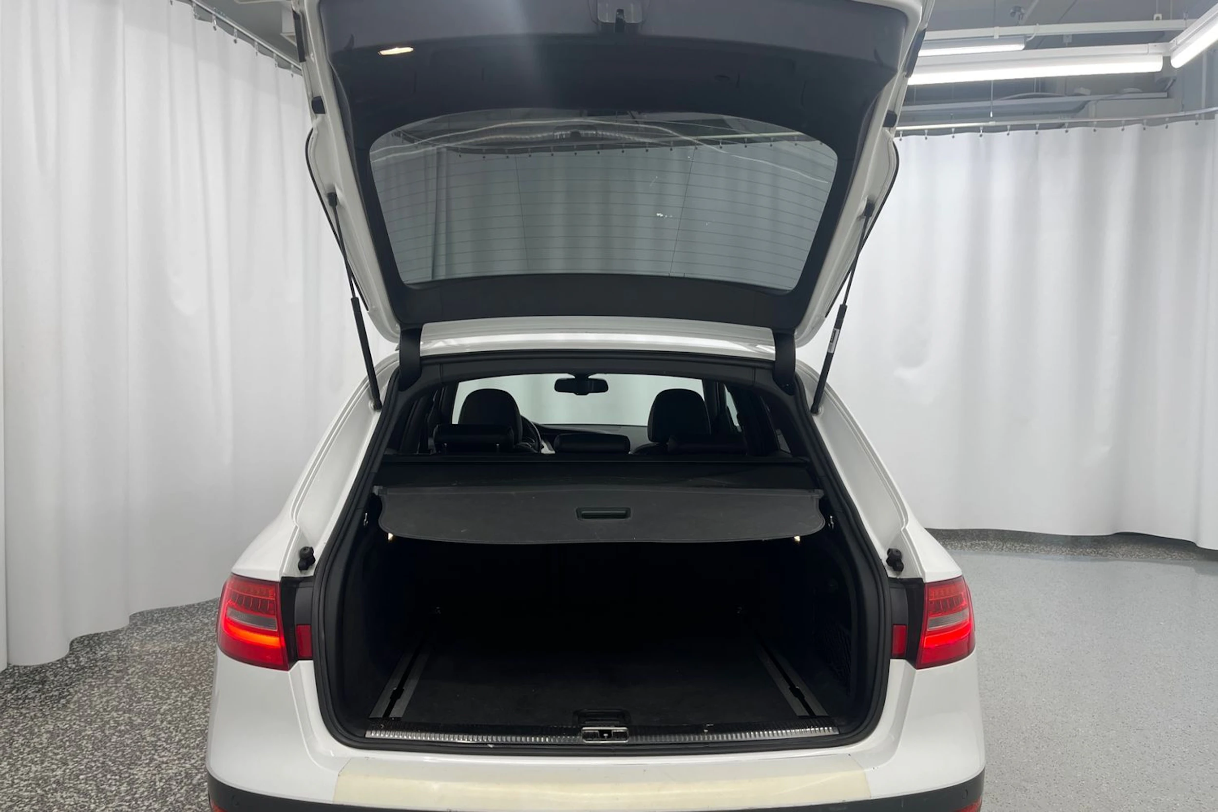 Valkoinen Audi A4 allroad quattro 2013 kuva 11.