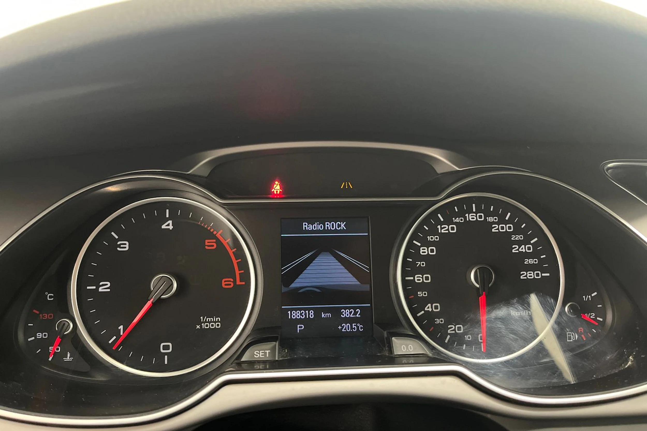 Valkoinen Audi A4 allroad quattro 2013 kuva 13.