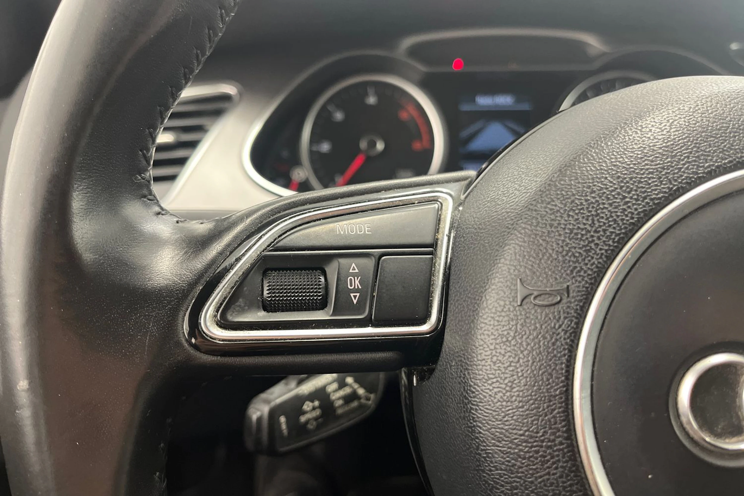 Valkoinen Audi A4 allroad quattro 2013 kuva 14.