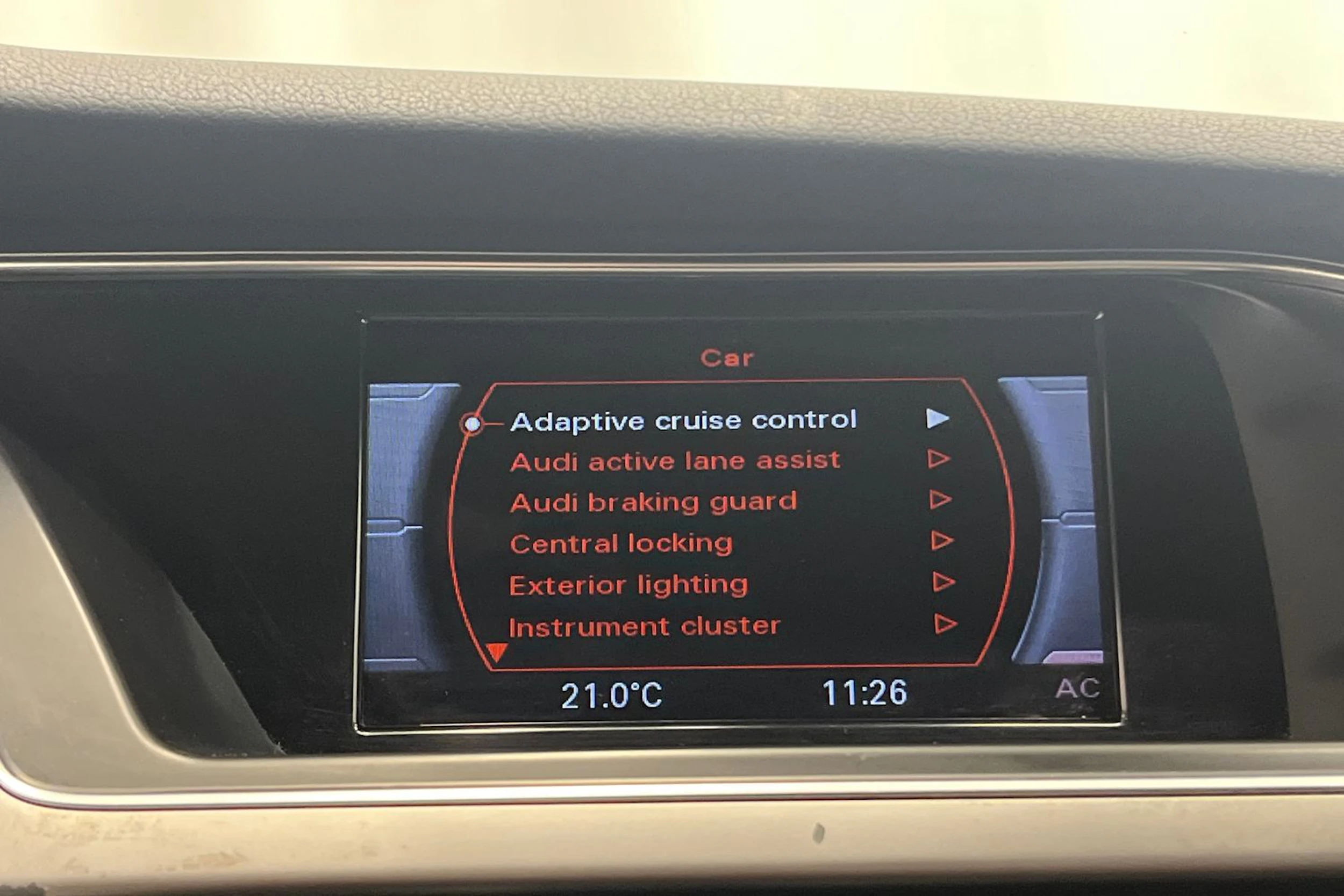 Valkoinen Audi A4 allroad quattro 2013 kuva 19.