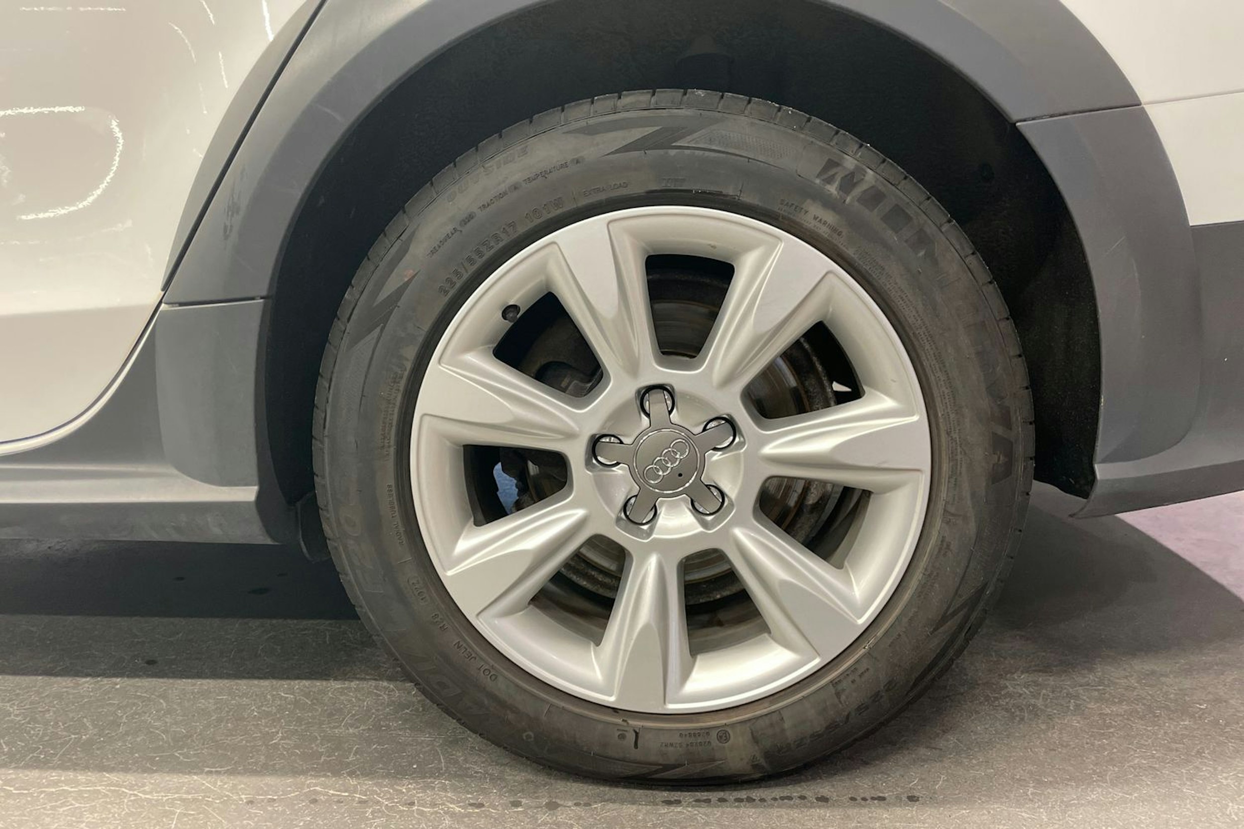 Valkoinen Audi A4 allroad quattro 2014 kuva 10.