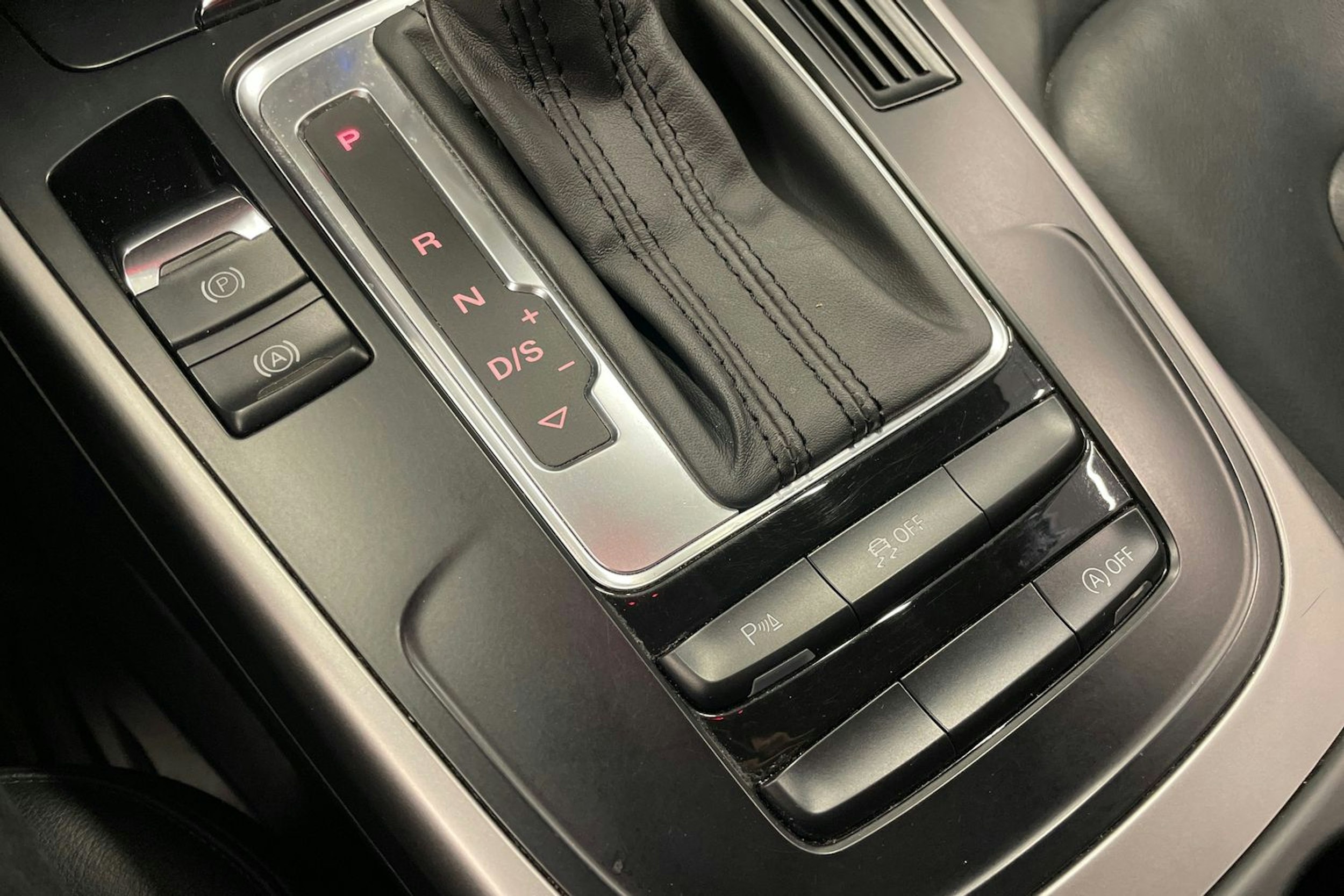 Valkoinen Audi A4 allroad quattro 2014 kuva 14.