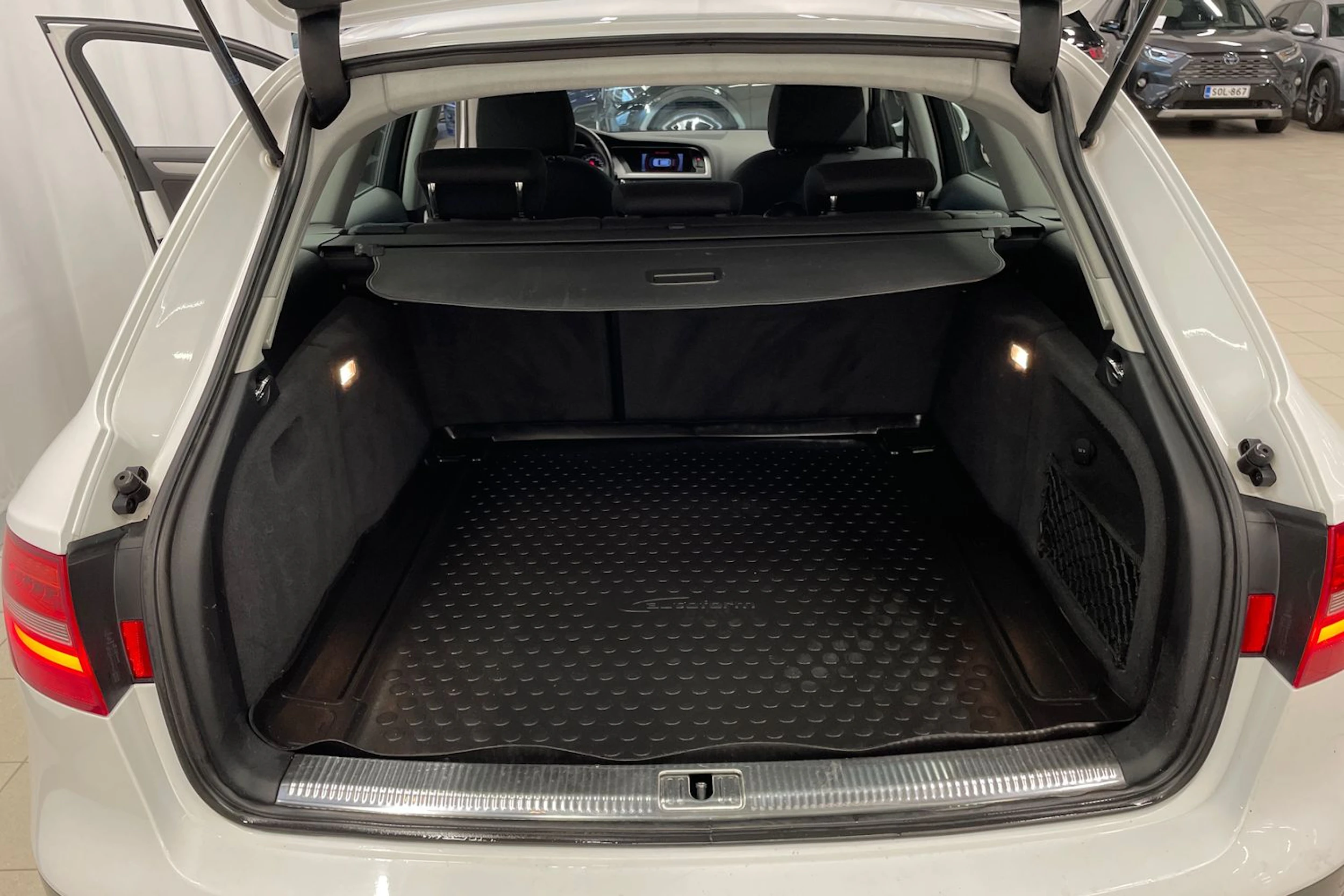 valkoinen Audi A4 allroad quattro 2014 kuva 17.