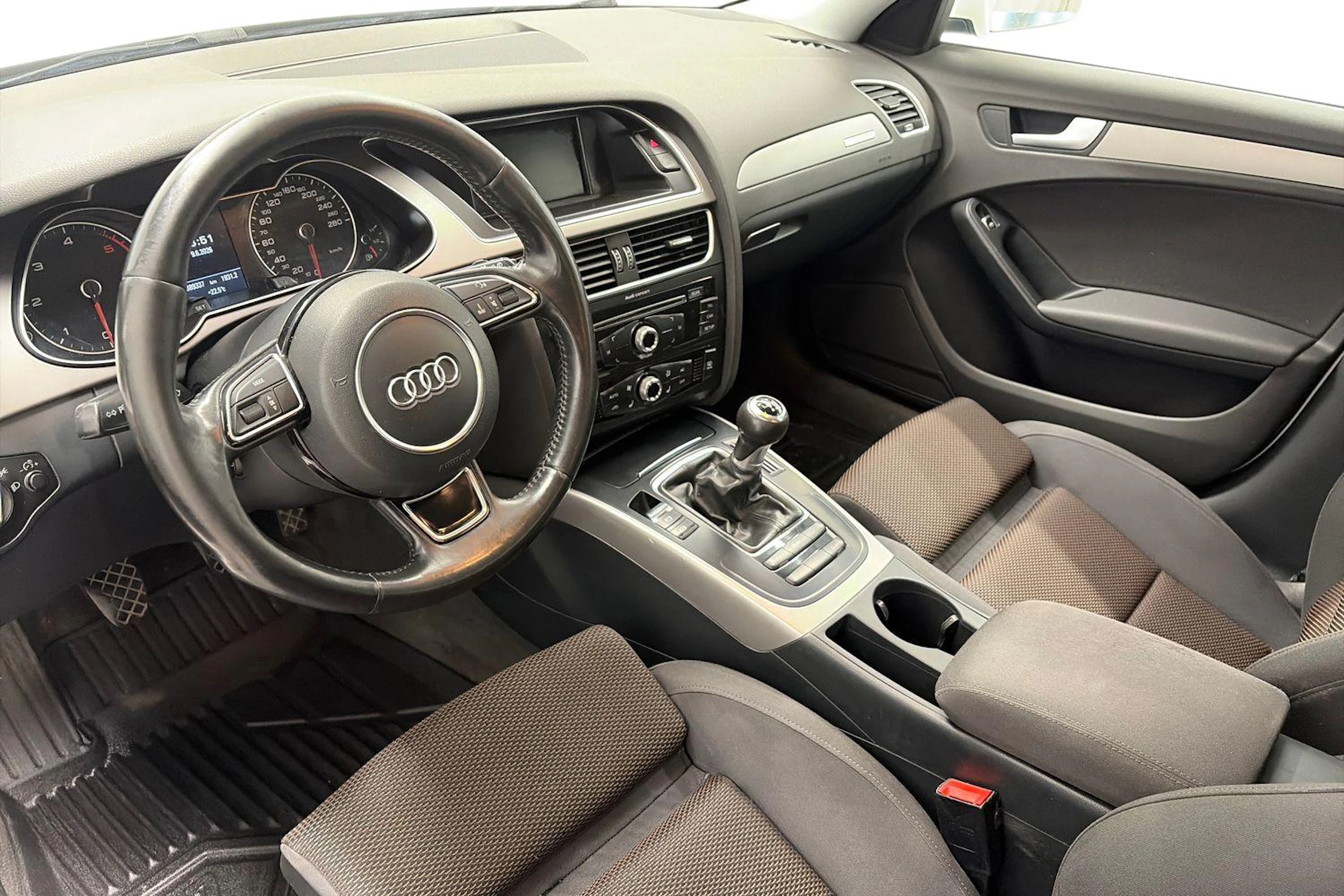 valkoinen Audi A4 allroad quattro 2014 kuva 6.