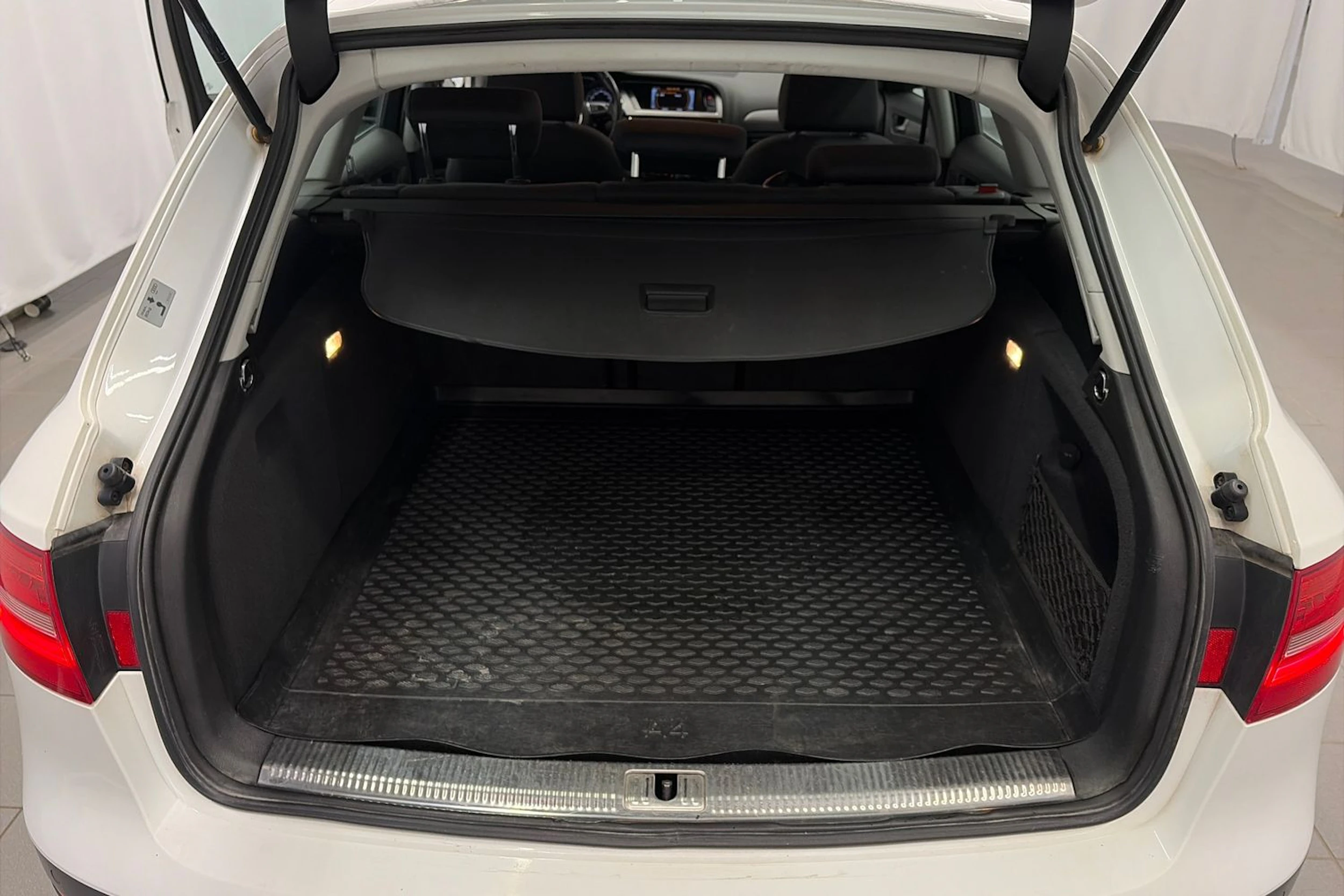 valkoinen Audi A4 allroad quattro 2014 kuva 12.