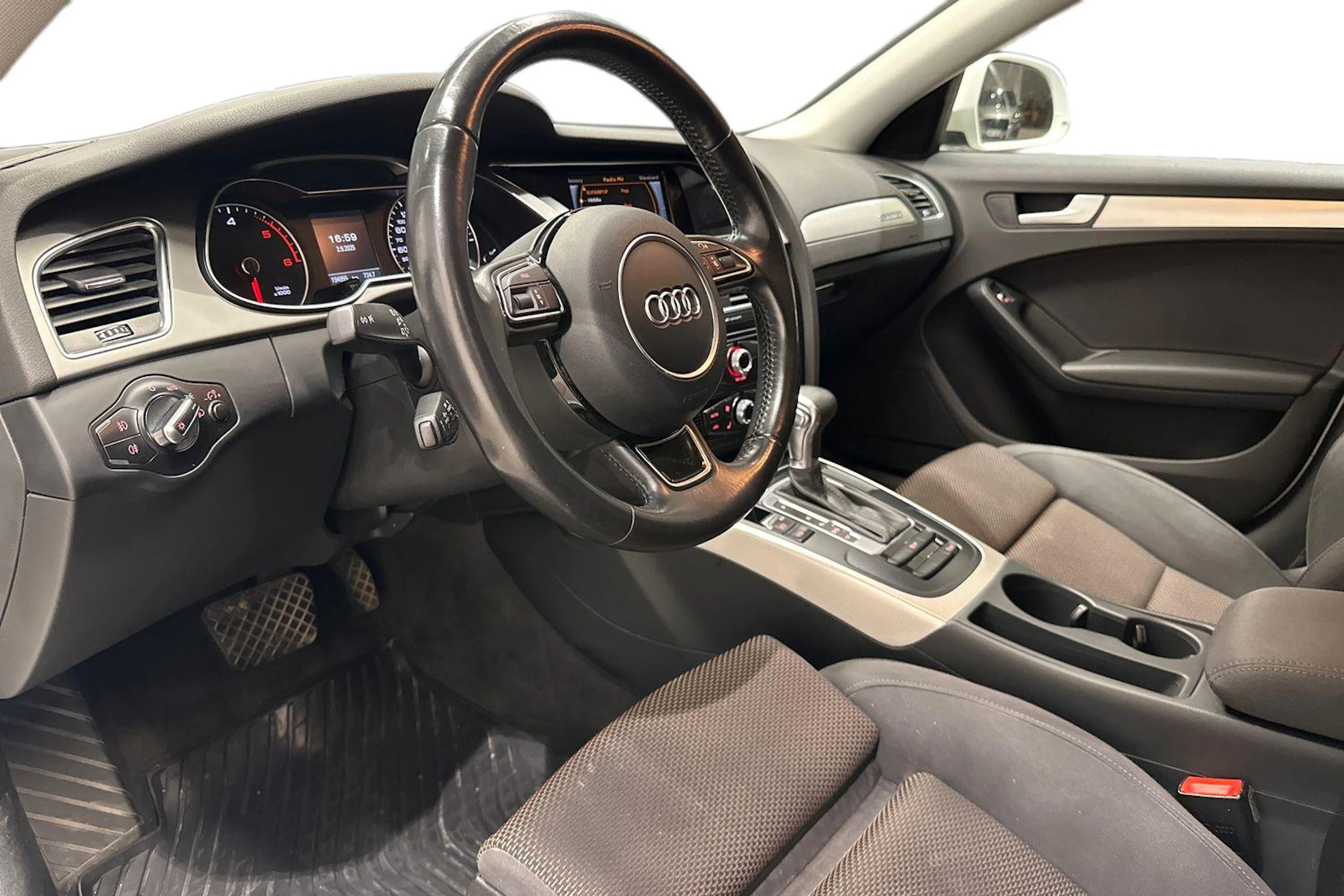 Valkoinen Audi A4 allroad quattro 2014 kuva 6.