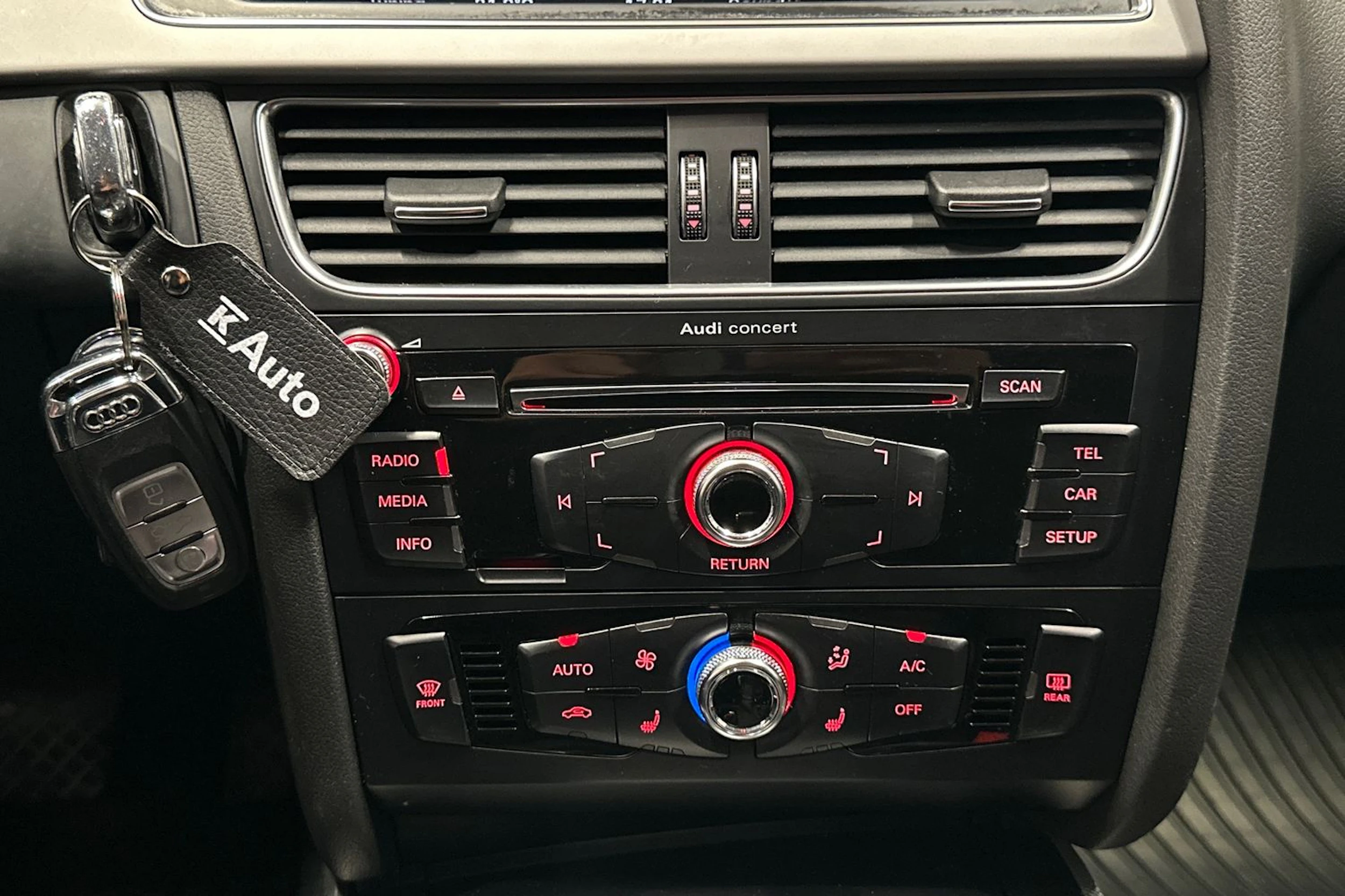 Valkoinen Audi A4 allroad quattro 2014 kuva 17.