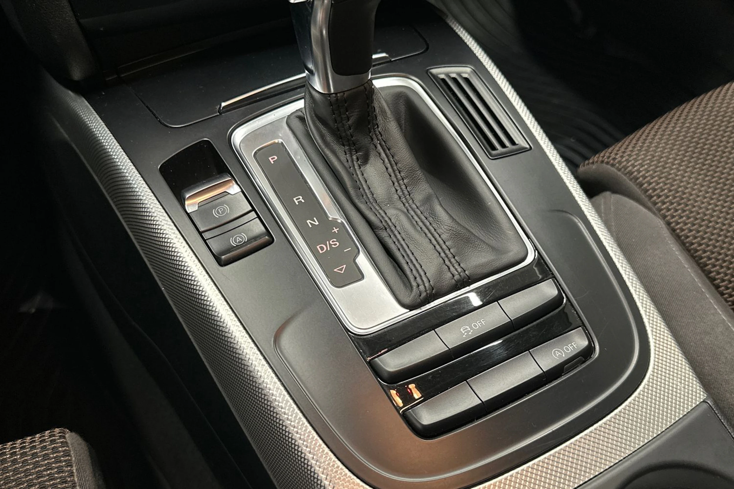 Valkoinen Audi A4 allroad quattro 2014 kuva 19.