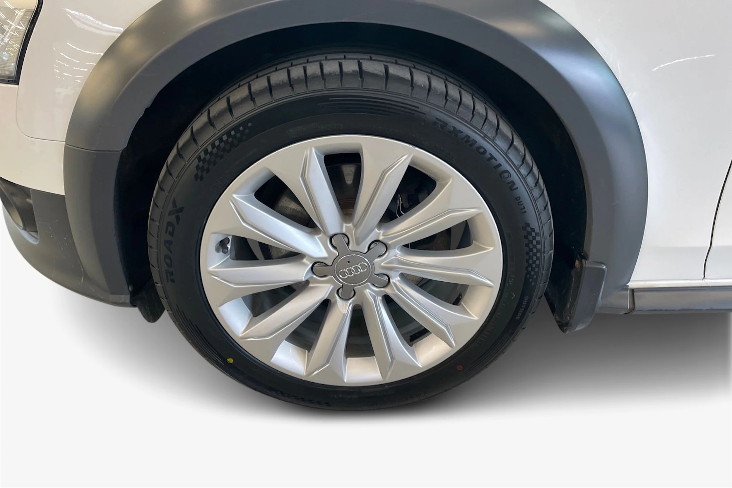 Valkoinen Audi A4 allroad quattro 2015 kuva 12.