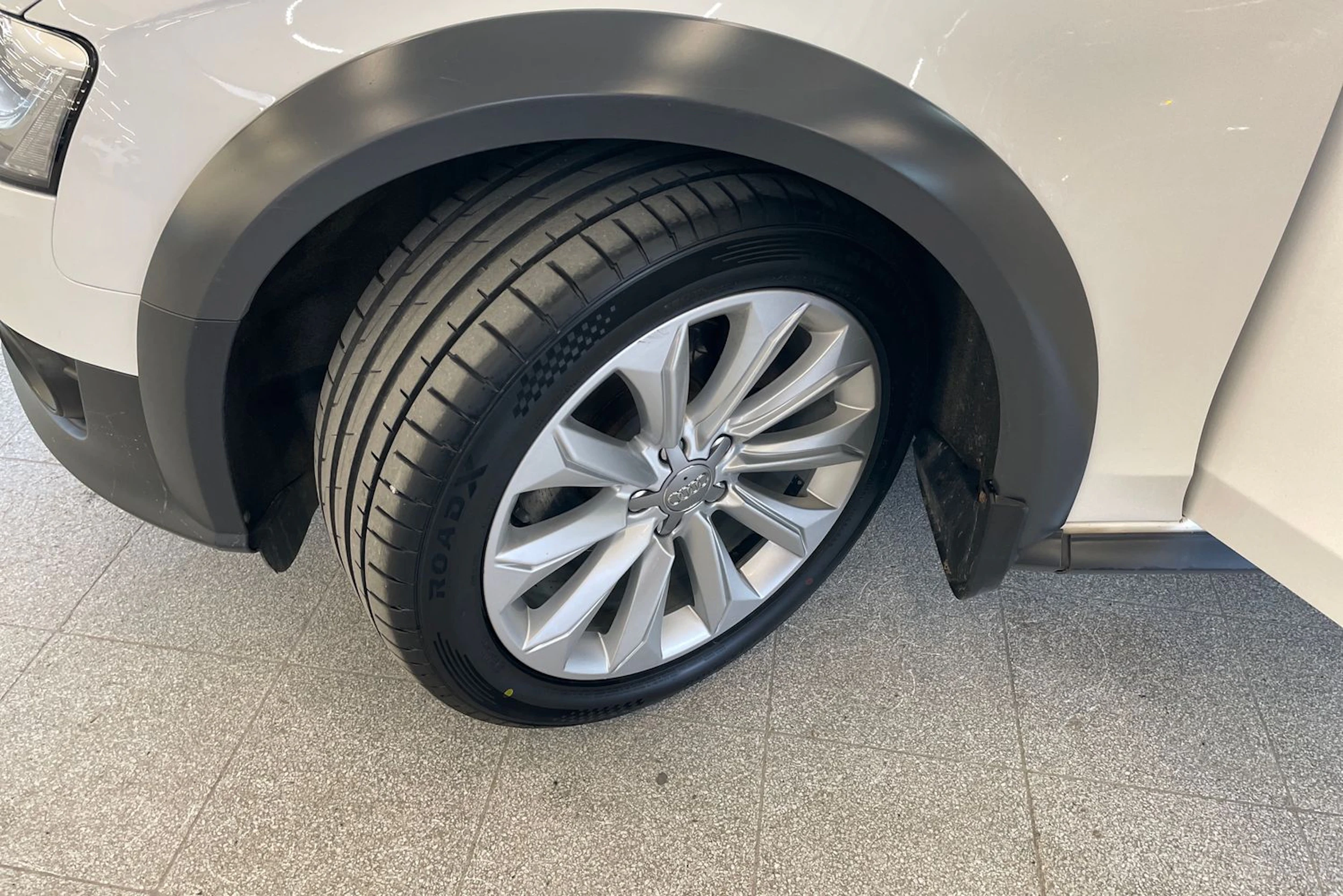Valkoinen Audi A4 allroad quattro 2015 kuva 13.