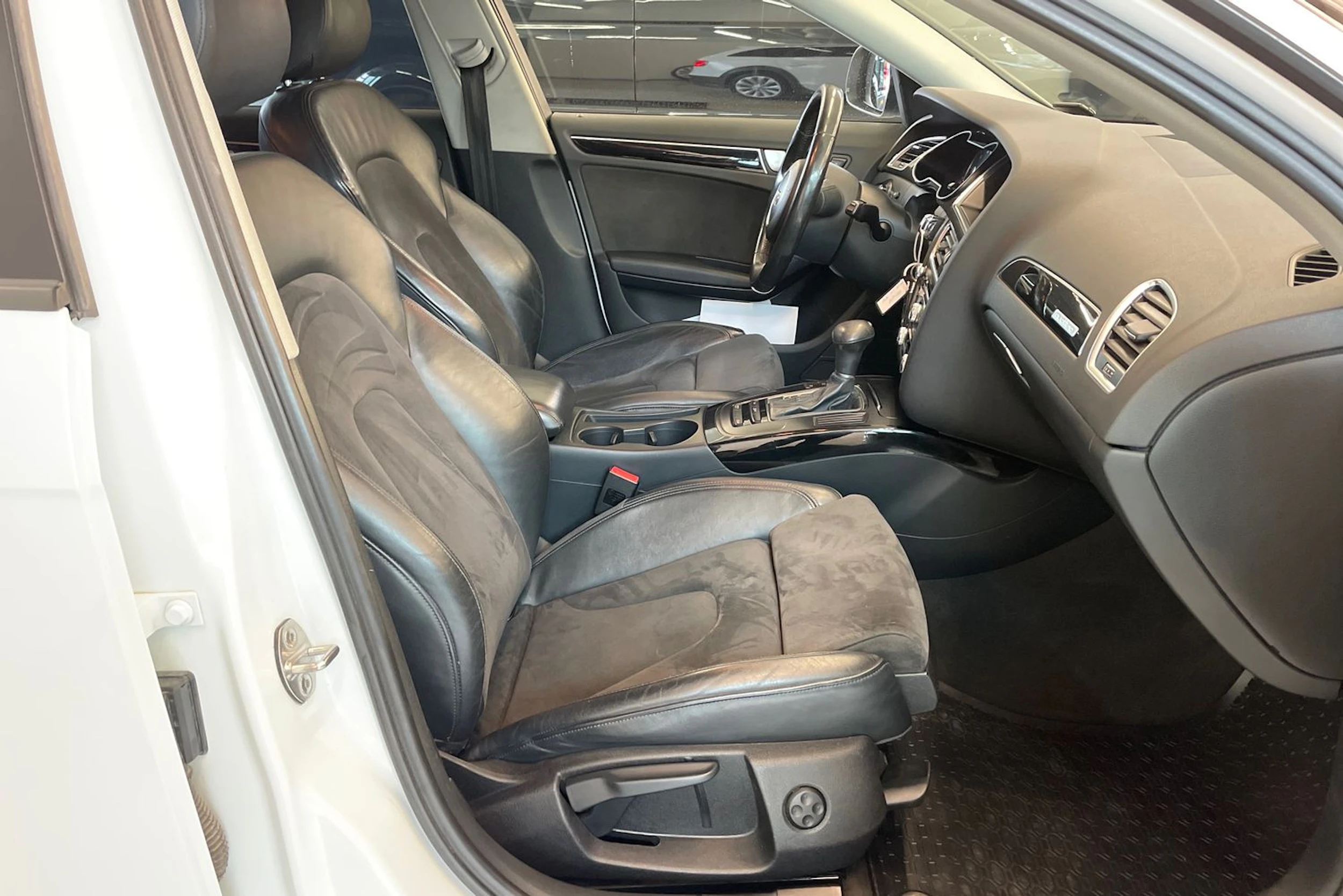 Valkoinen Audi A4 allroad quattro 2015 kuva 23.