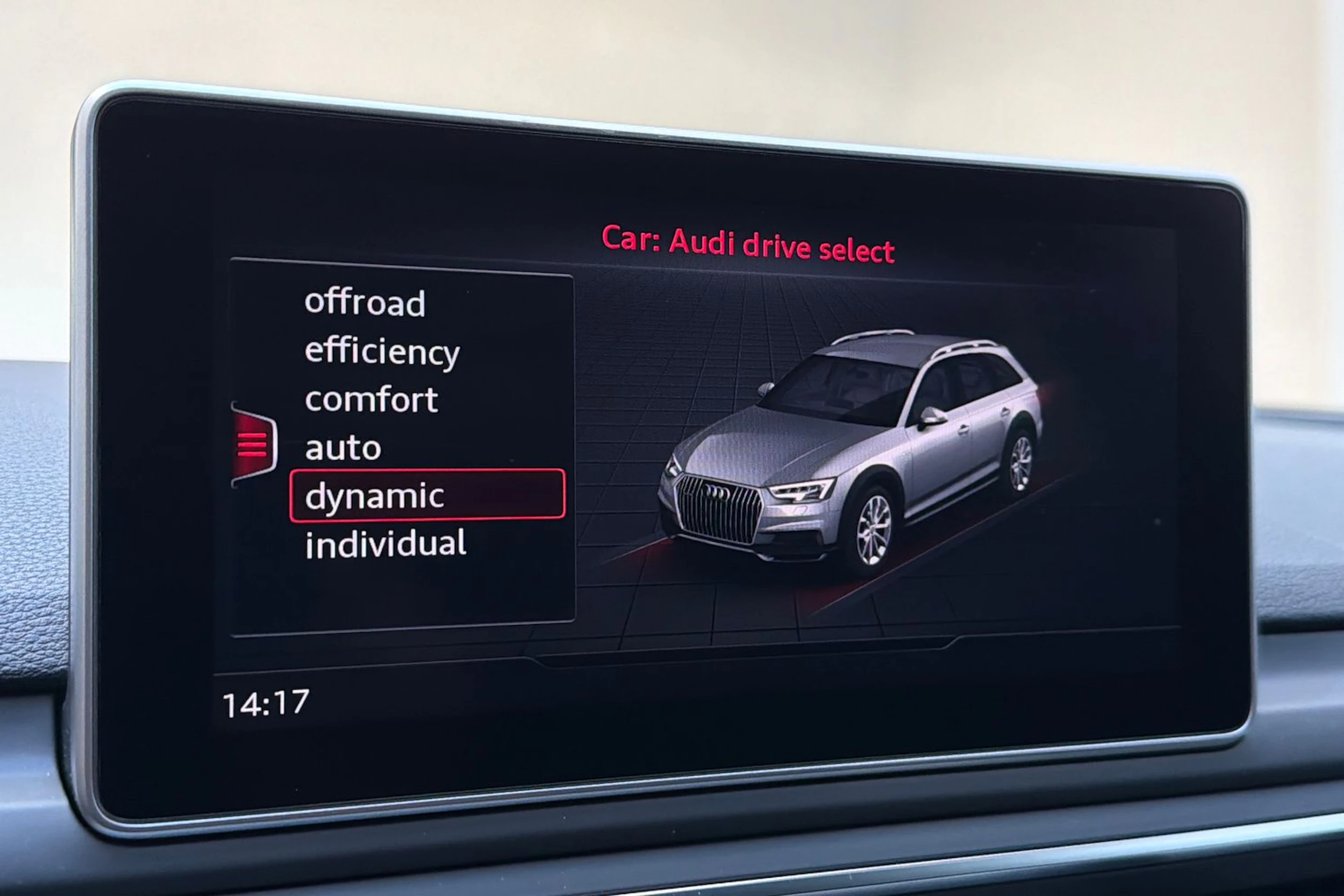 Valkoinen Audi A4 allroad quattro 2017 kuva 20.