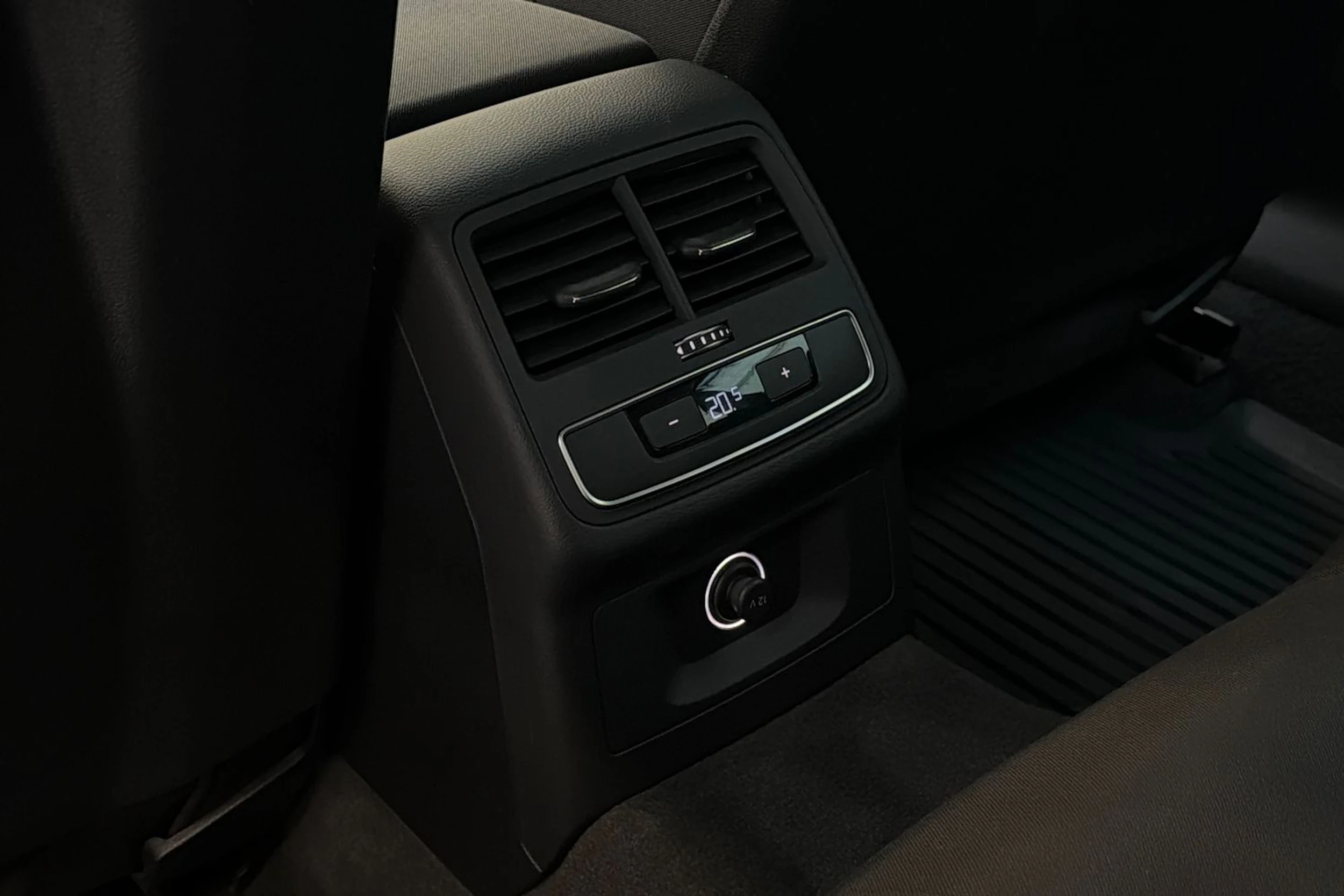 Valkoinen Audi A4 allroad quattro 2017 kuva 24.