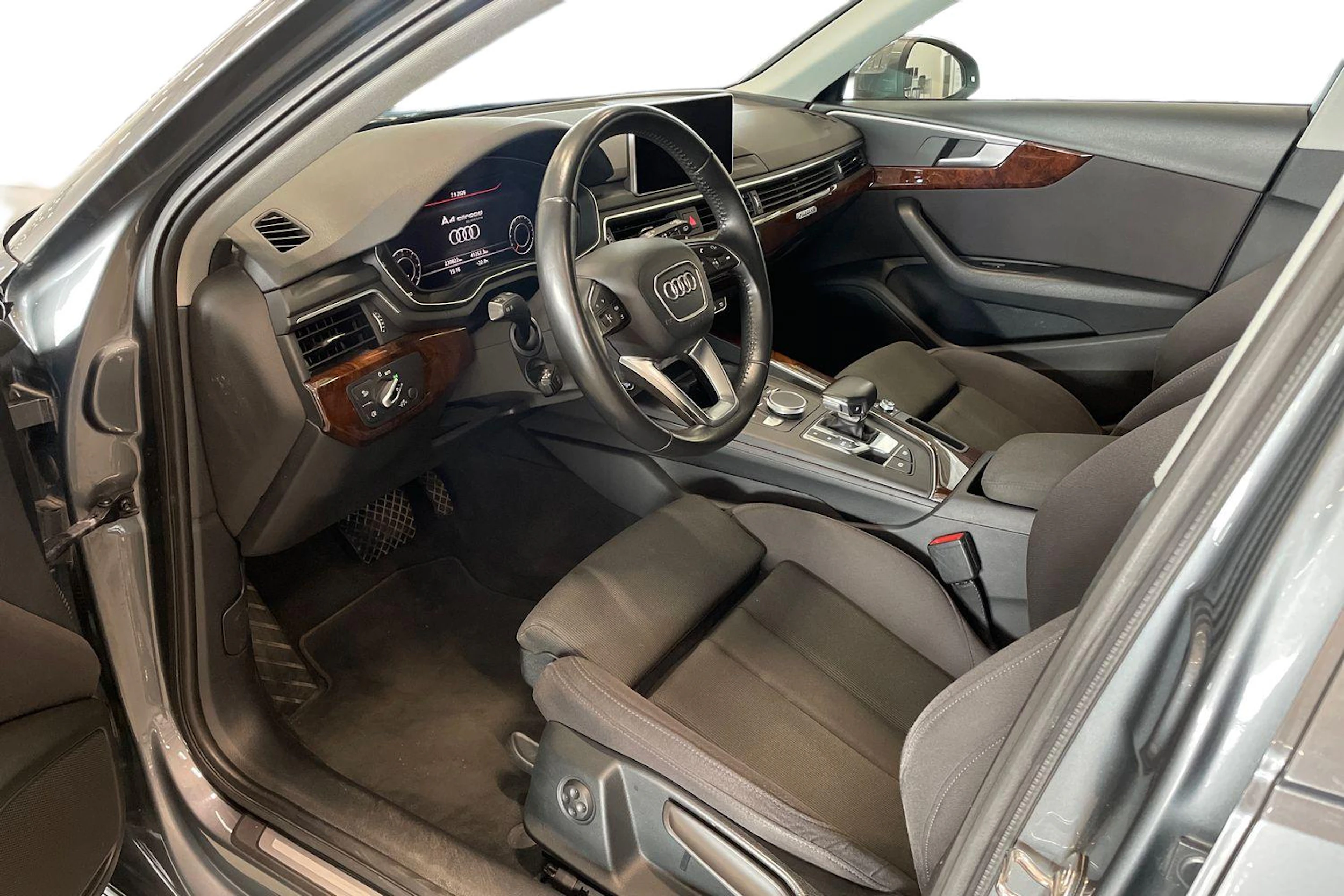 Harmaa Audi A4 allroad quattro 2017 kuva 7.