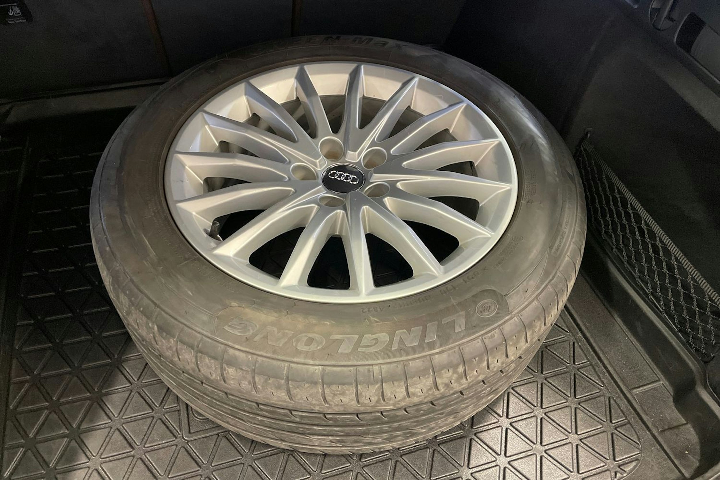 sininen Audi A4 allroad quattro 2017 kuva 13.