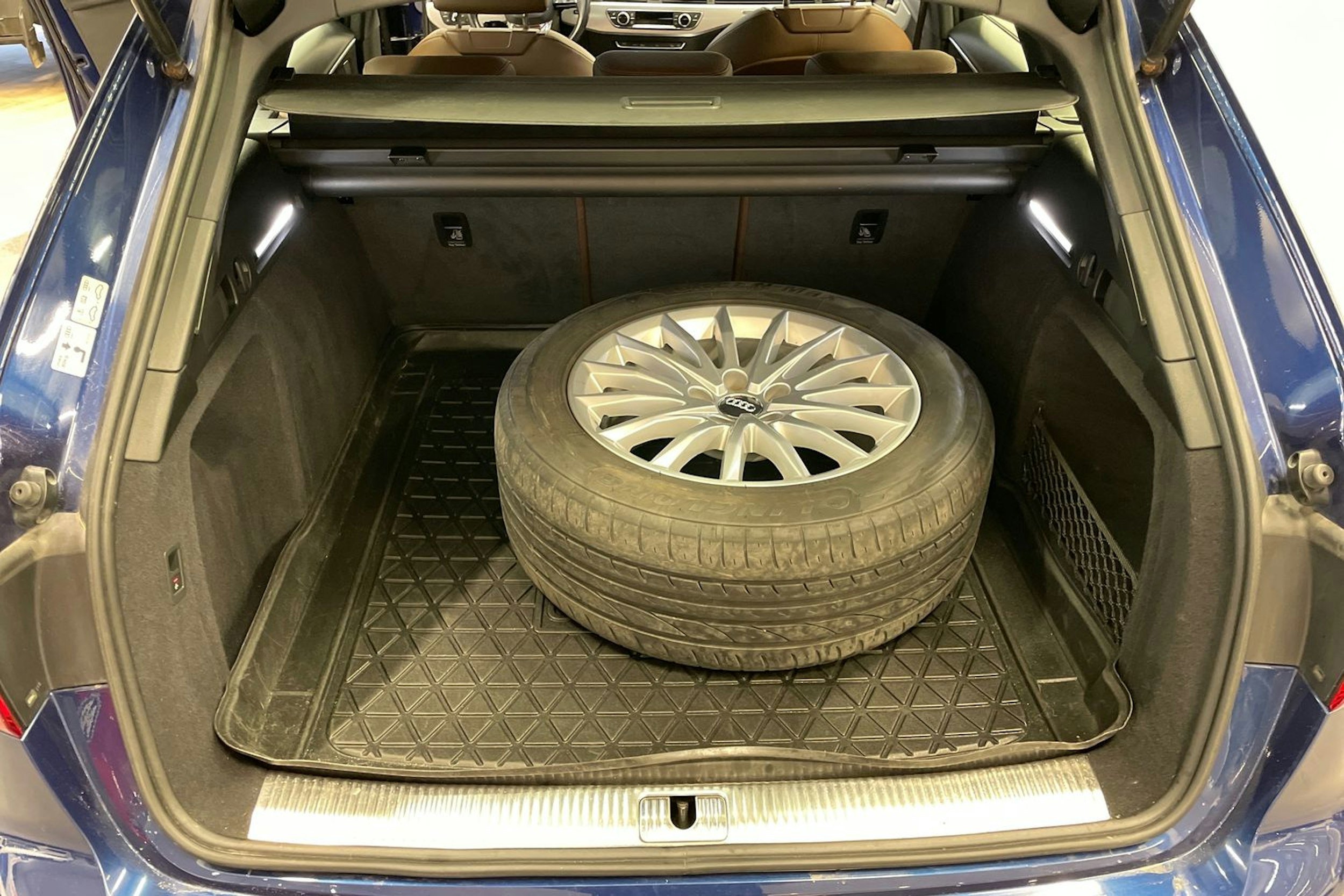 sininen Audi A4 allroad quattro 2017 kuva 16.