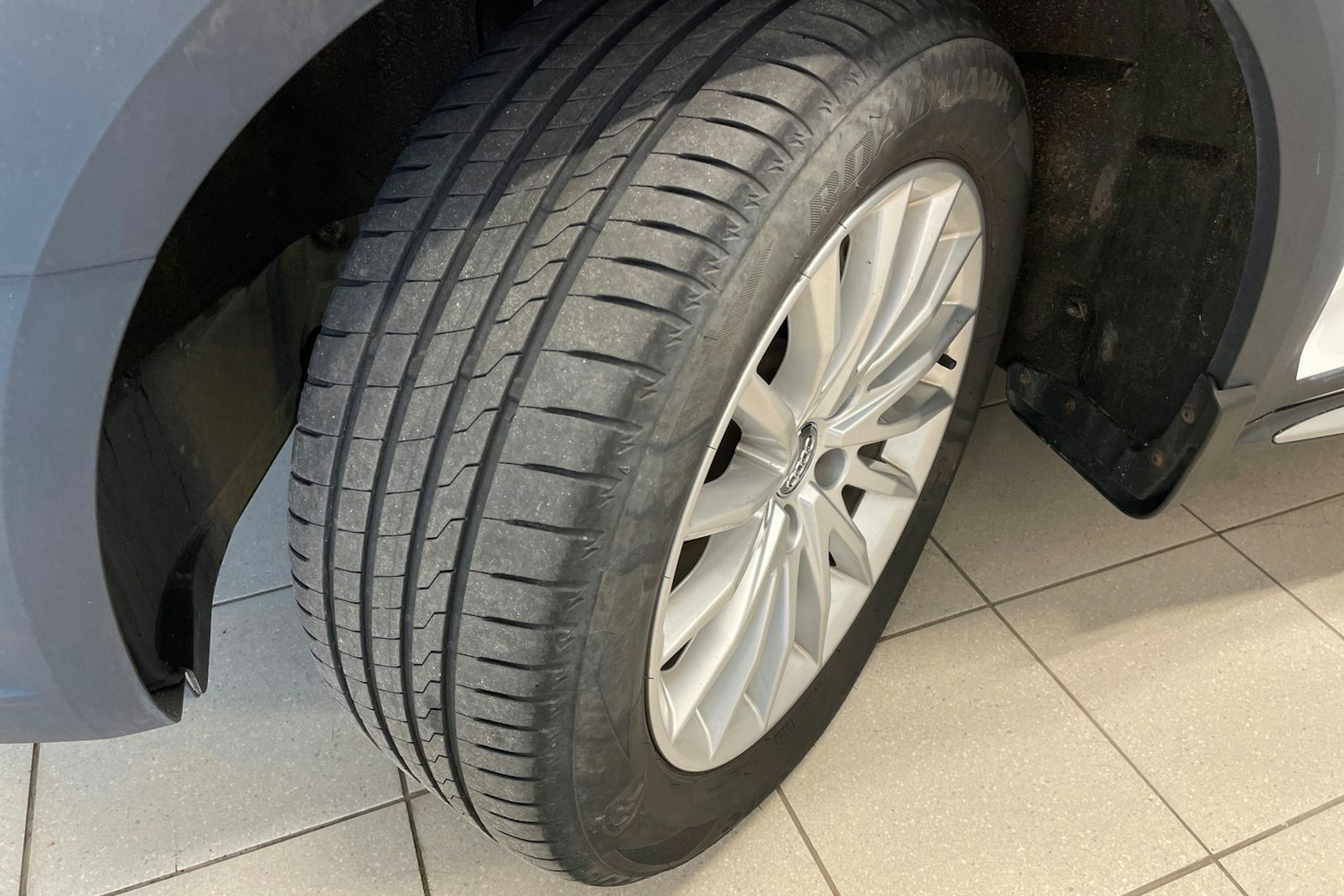 Valkoinen Audi A4 allroad quattro 2017 kuva 13.