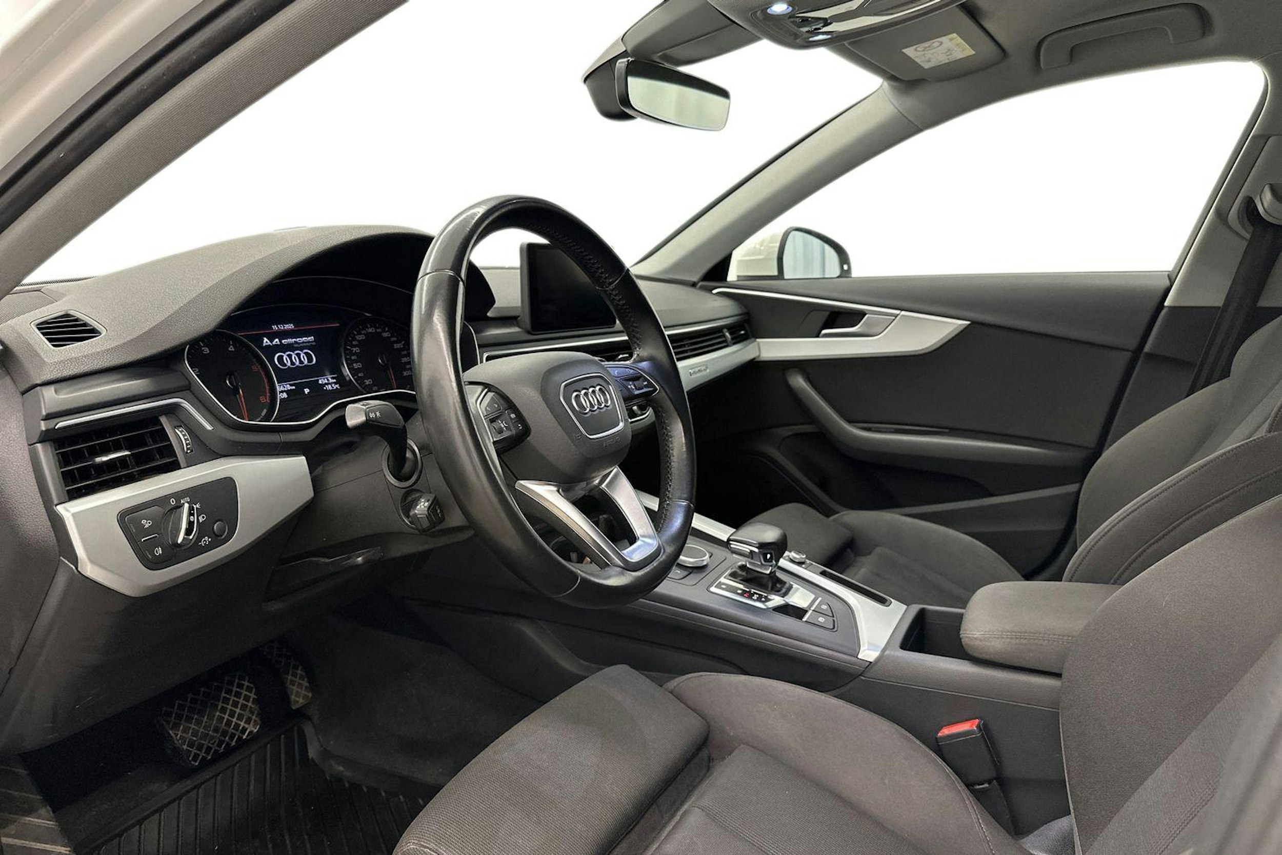 Valkoinen Audi A4 allroad quattro 2017 kuva 7.