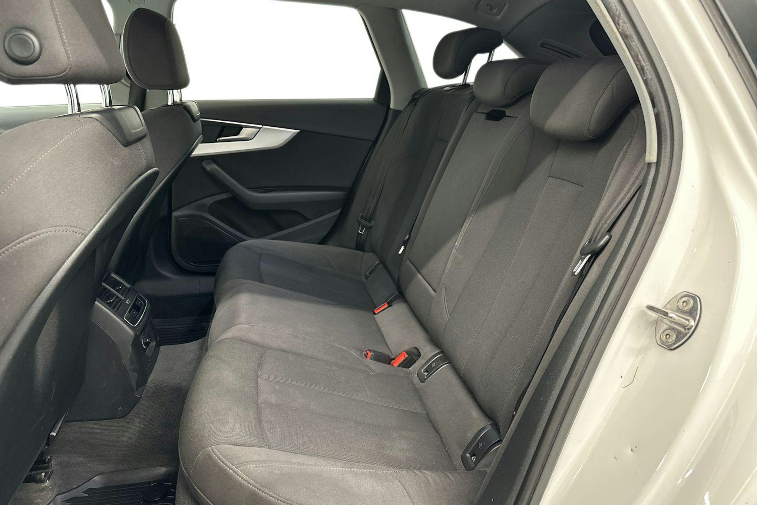 Valkoinen Audi A4 allroad quattro 2017 kuva 10.