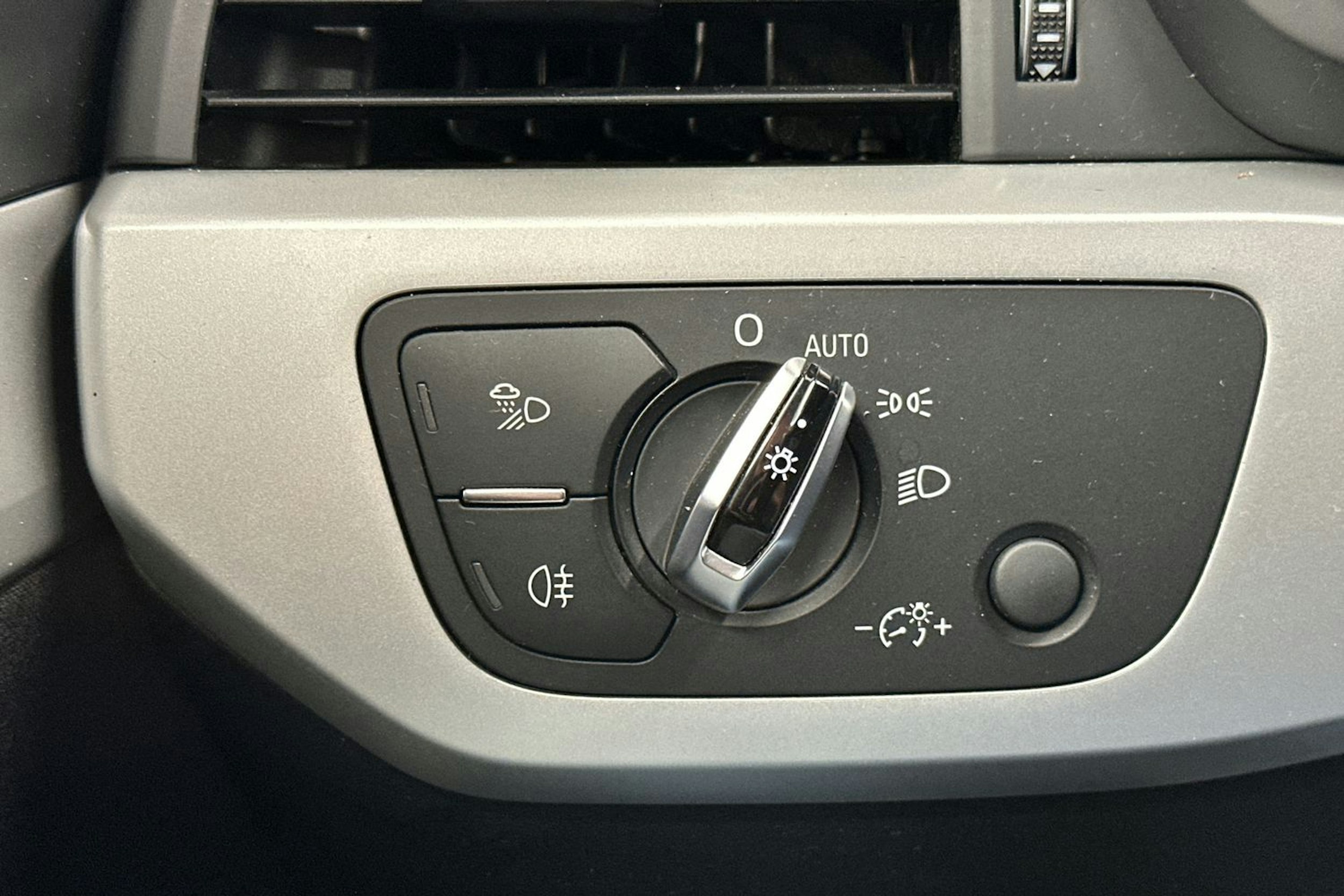 Valkoinen Audi A4 allroad quattro 2017 kuva 14.