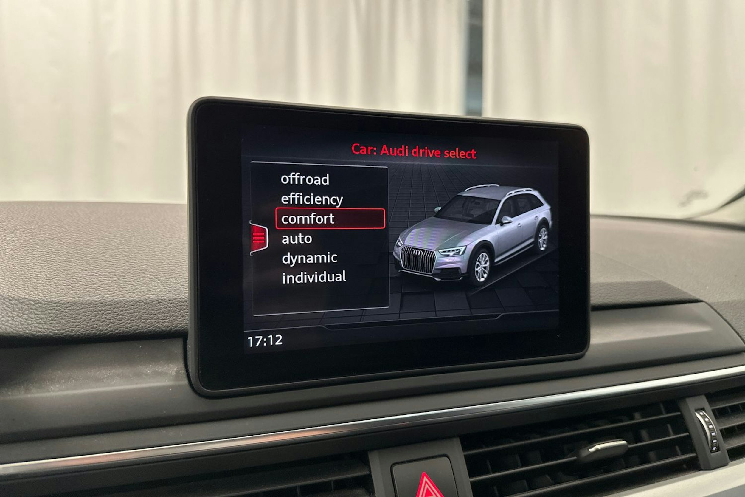 Valkoinen Audi A4 allroad quattro 2017 kuva 19.