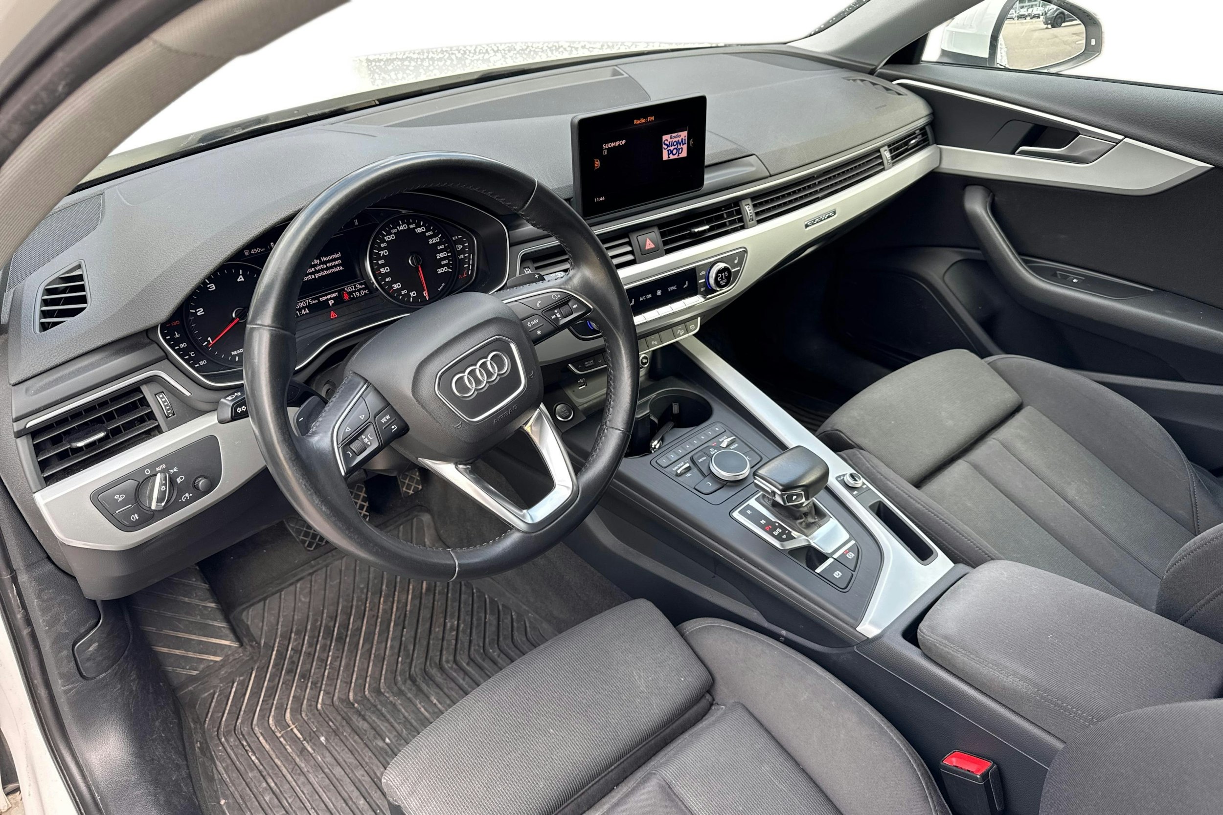 valkoinen Audi A4 allroad quattro 2018 kuva 3.