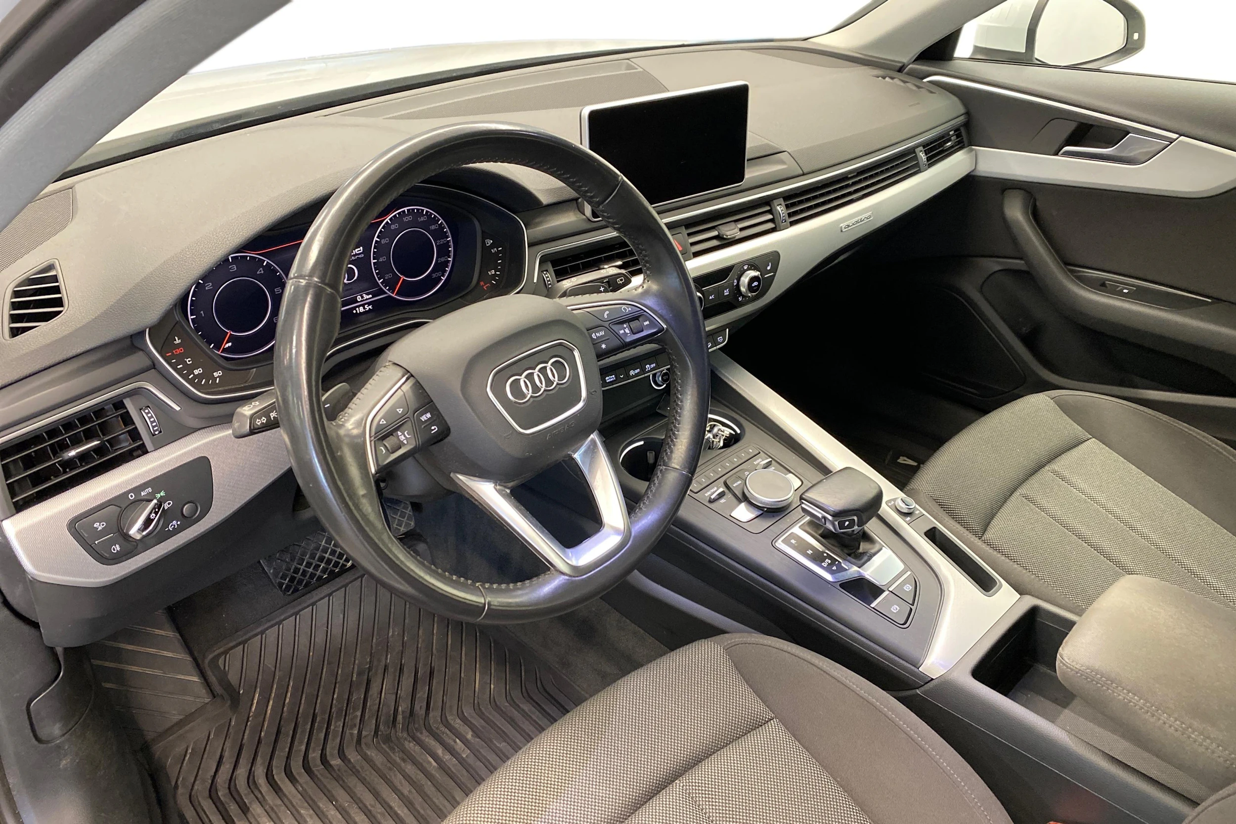 Valkoinen Audi A4 allroad quattro 2018 kuva 6.