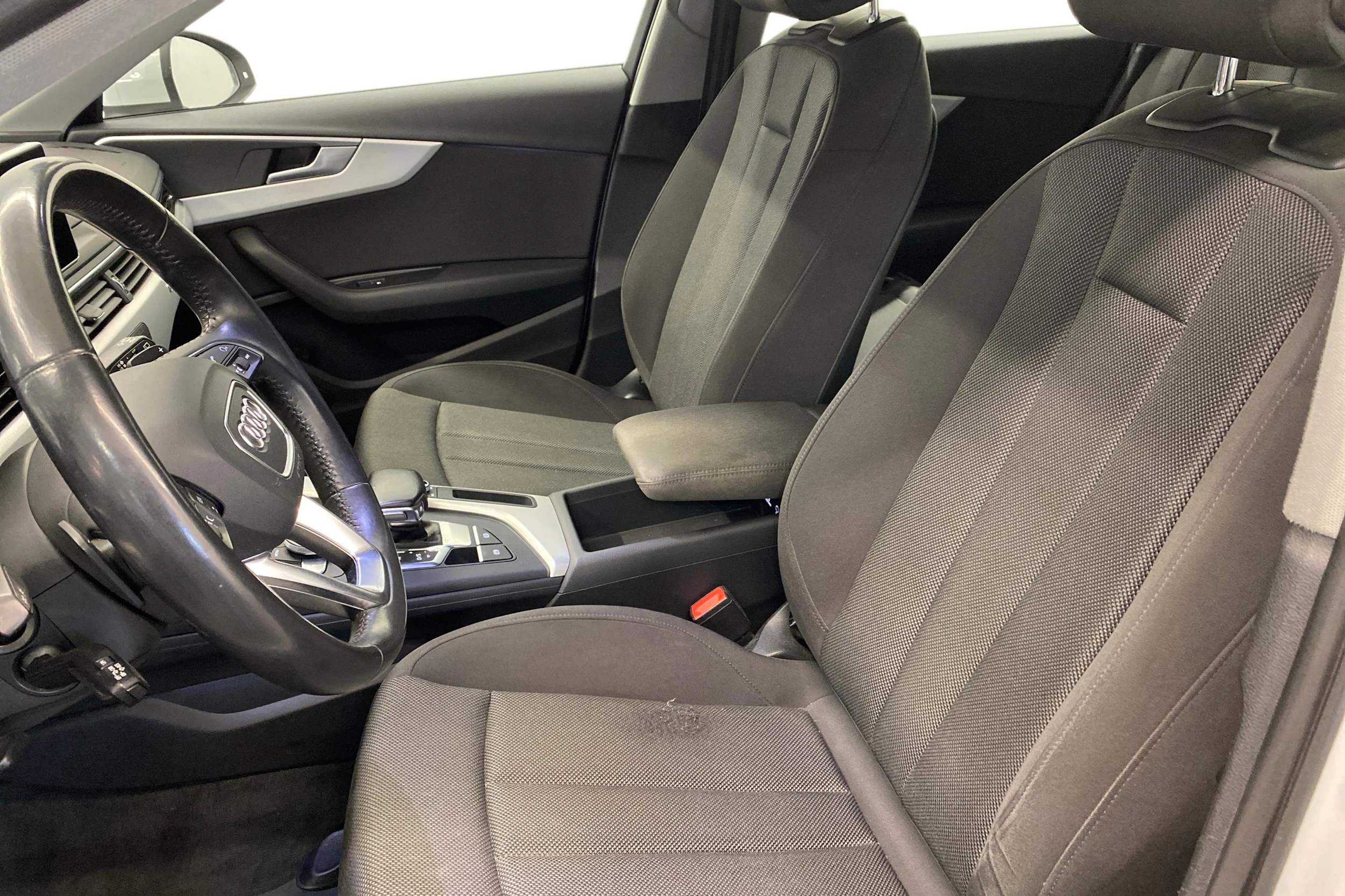Valkoinen Audi A4 allroad quattro 2018 kuva 8.