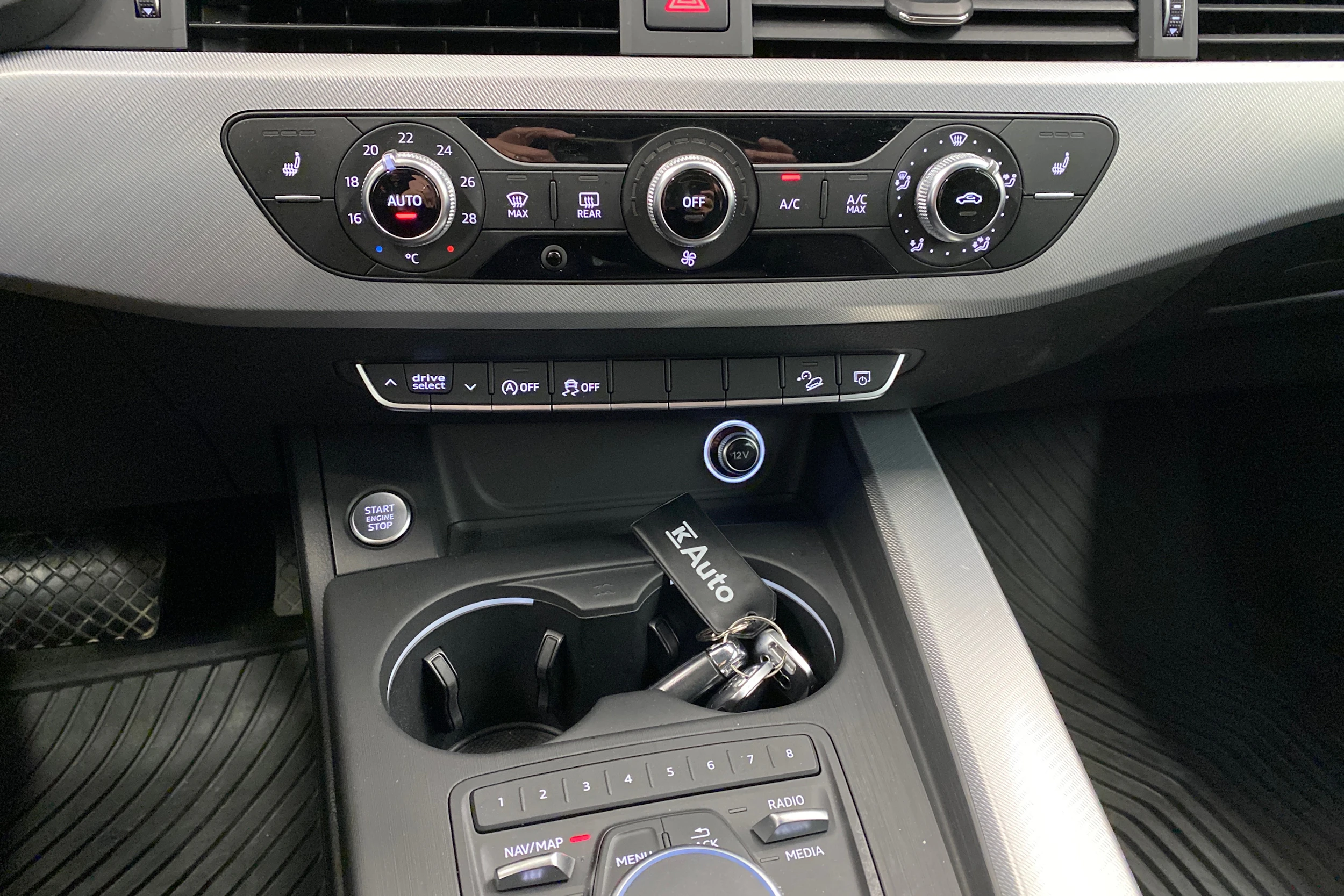 Valkoinen Audi A4 allroad quattro 2018 kuva 14.