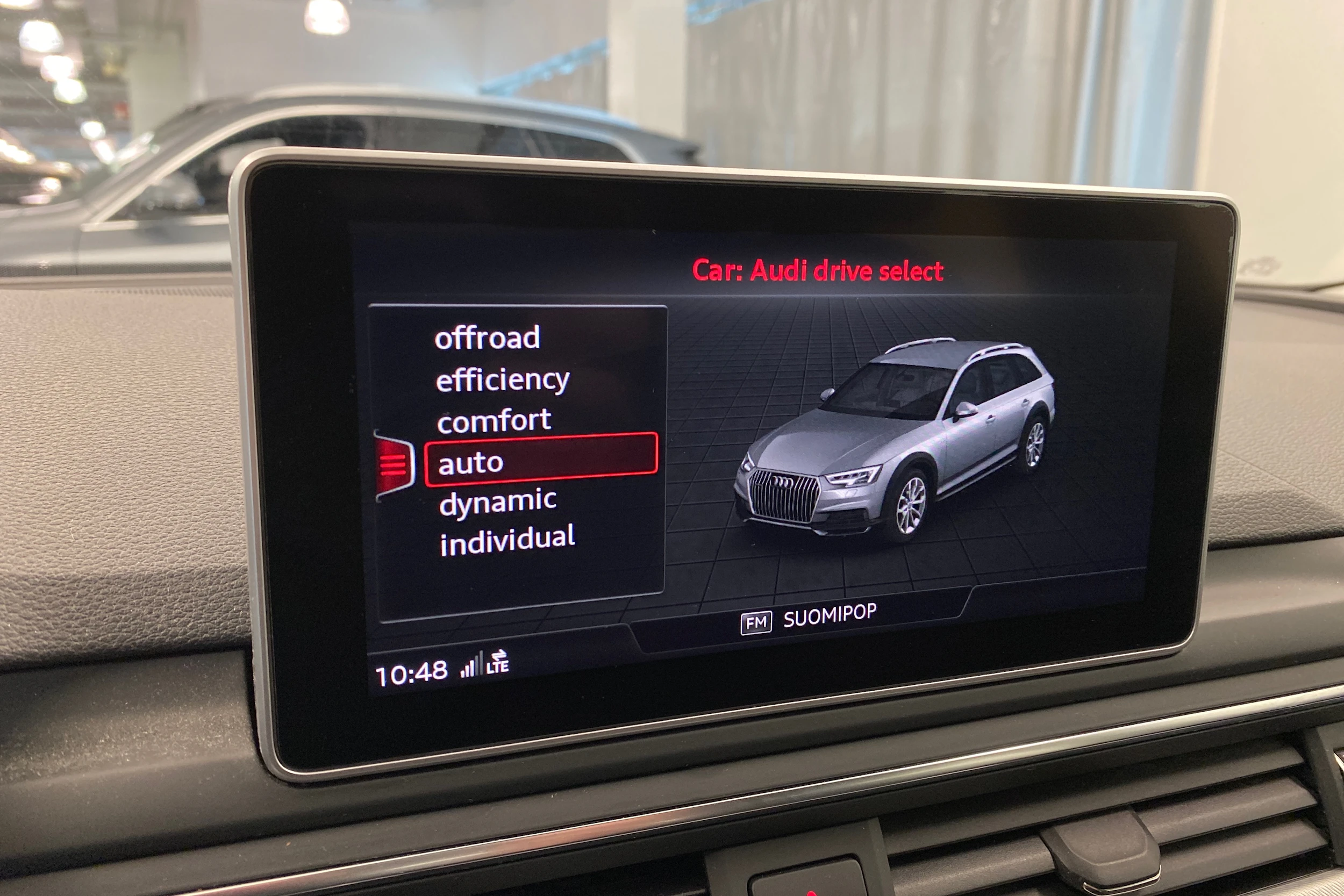 Valkoinen Audi A4 allroad quattro 2018 kuva 15.