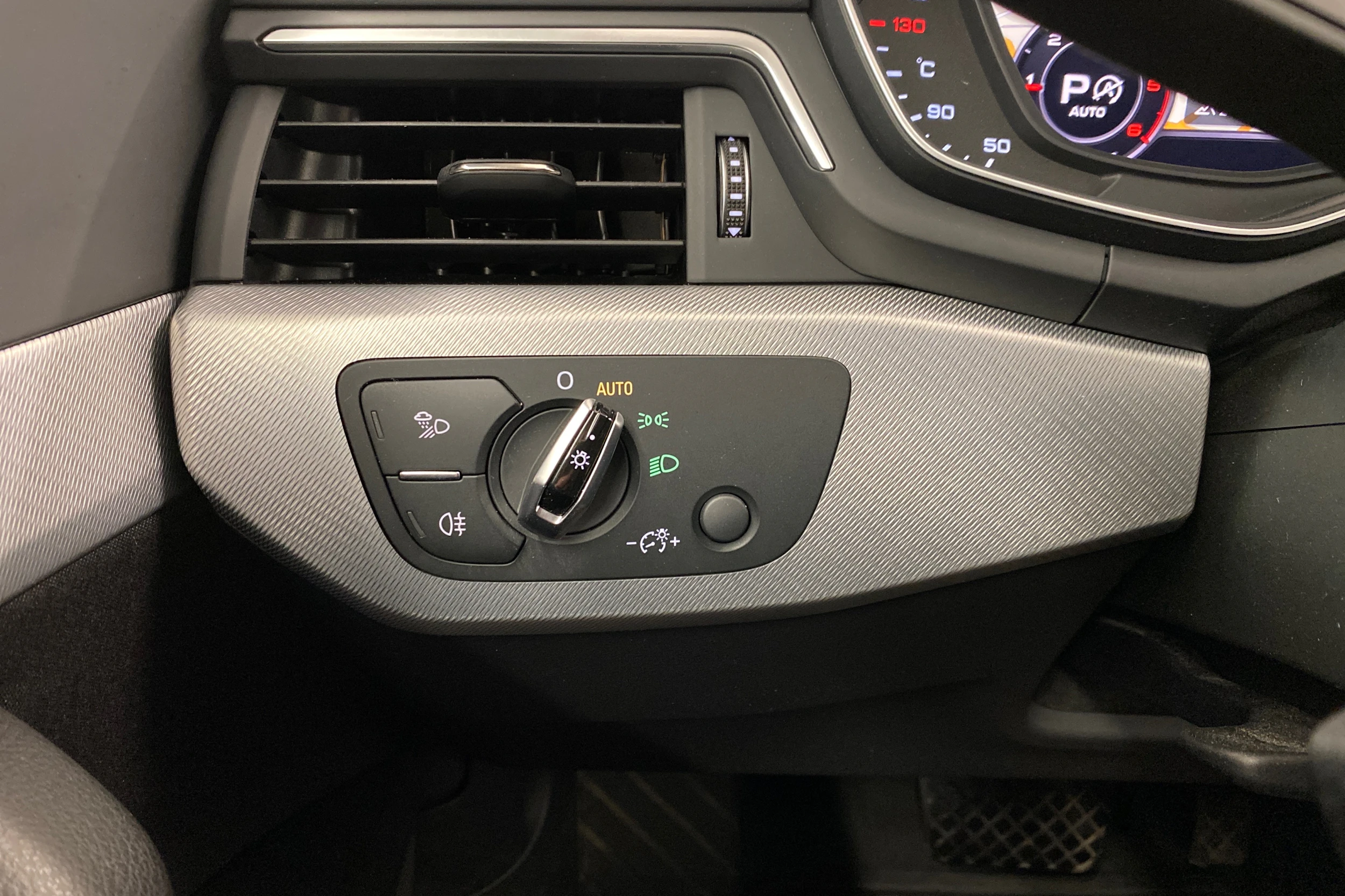 Valkoinen Audi A4 allroad quattro 2018 kuva 17.
