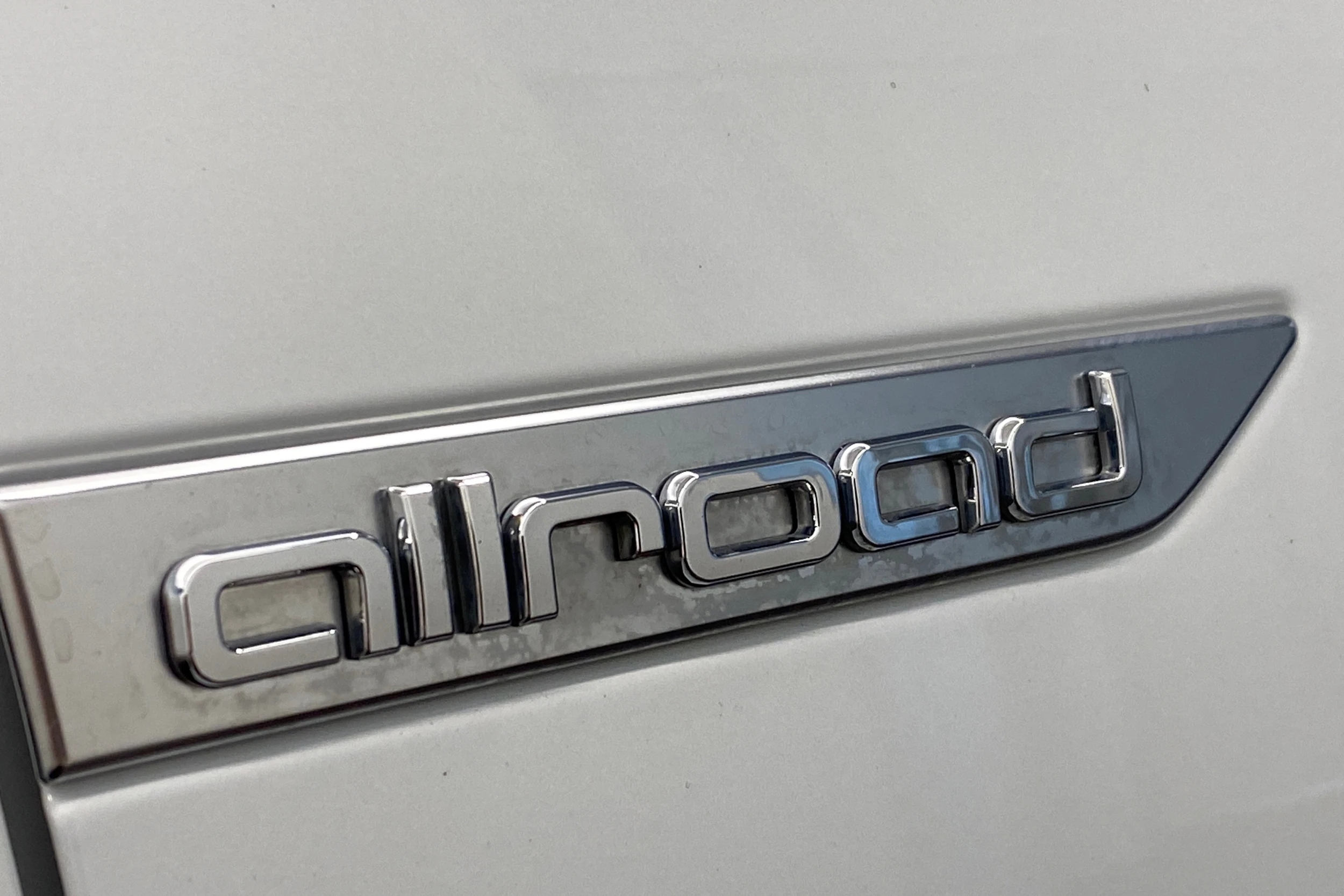 Valkoinen Audi A4 allroad quattro 2018 kuva 26.